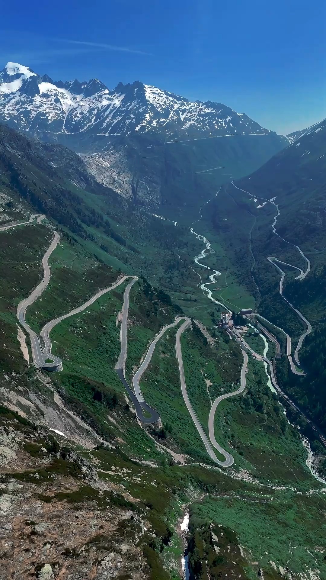 Os Alpes são incríveis. Mas viver essa paisagem sobre uma BMW GS transforma tudo. 🏔️🏍️
Se essa estrada também faz parte dos seus sonhos, a Xtrada pode te levar até lá.
#Xtrada #BMWGS #Alpes #ViagemDeMoto #Mototurismo #AventuraSobreDuasRodas