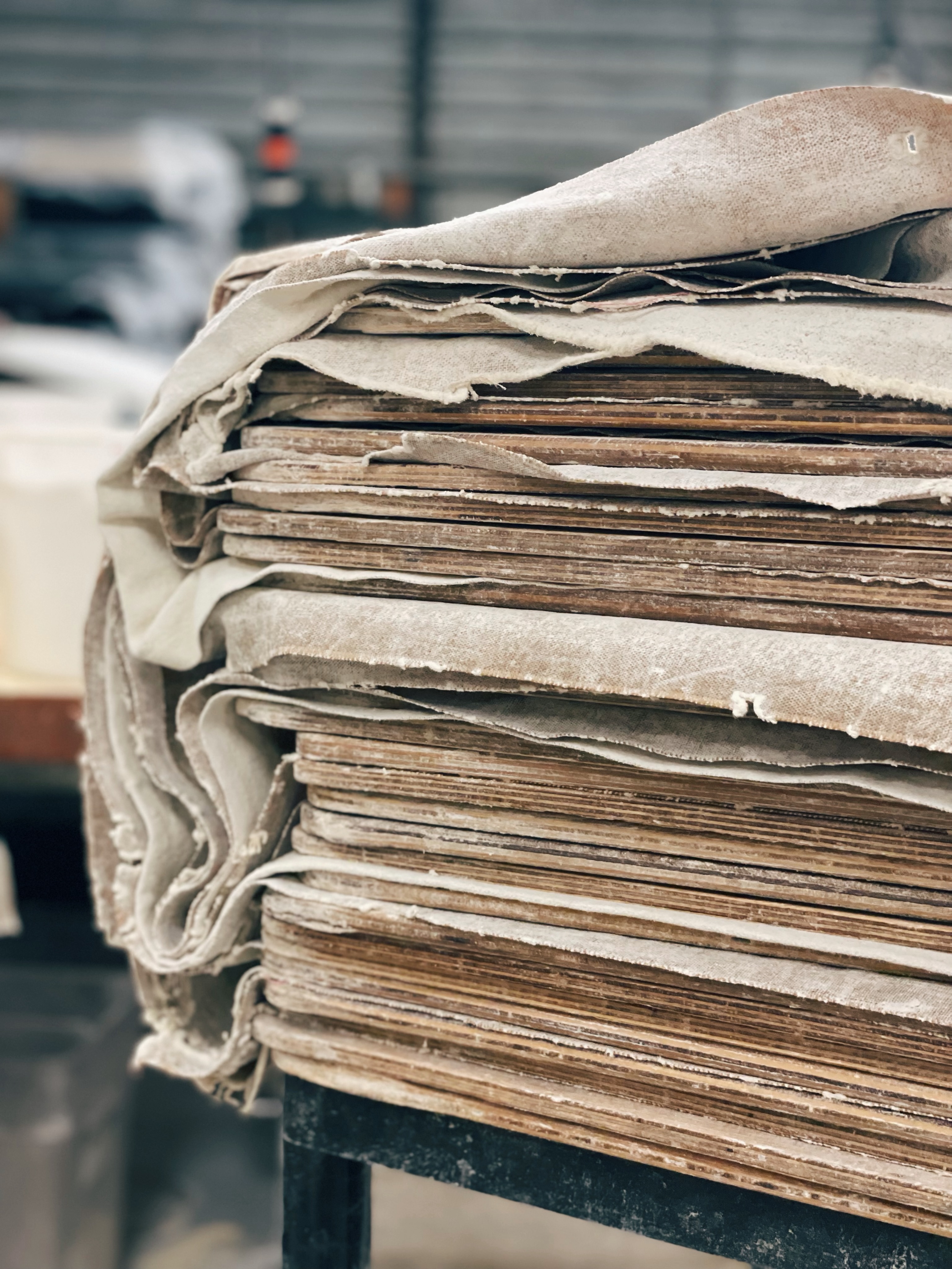 Before the oven, there’s the rise. Our dough rests on linen-lined boards, giving each loaf the time and space it needs to fully develop its character. The process matters. 💪 #mediterrabakehouse #traditionalbaking