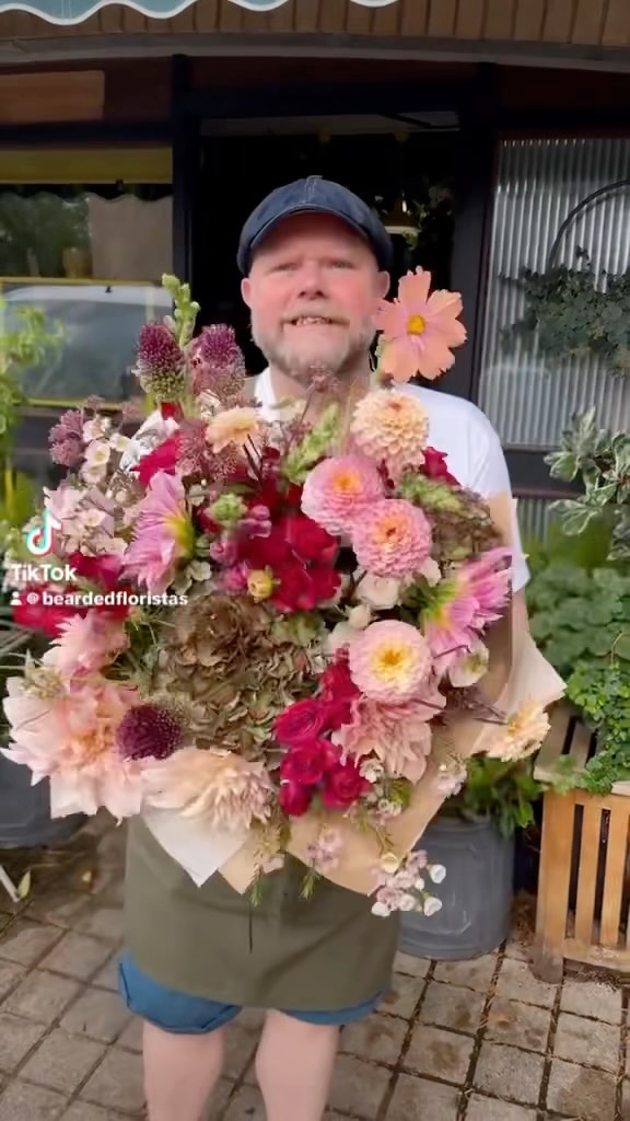 And just like that… summer’s almost done and the next season Autumn starts next week. One of Don’s masterpiece bouquet’s with Café-au-lait dahlias, mixed dahlias, hydrangeas, roses, allium, cosmos, antirrhinum. #totnesflorist #devonflorist #devonflowers #naturallyabundant #flowerlover
