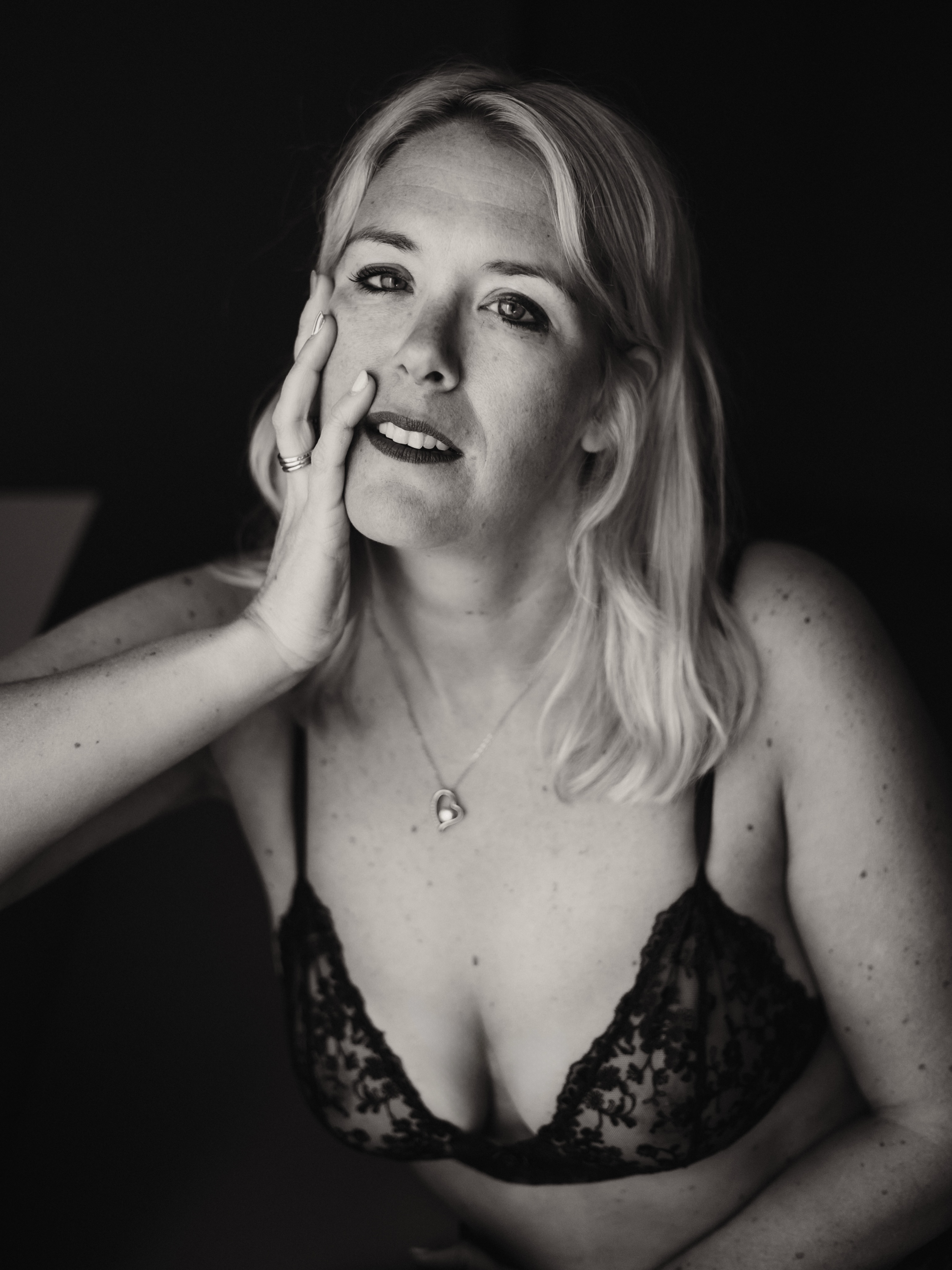 Vandaag mag ik weer een boudoir experience vastleggen in mijn heerlijke studio 🥰
.
.
.
#boudoirfotograaf #fotograafoverijssel #zelfvertrouwen #boudoirexperience #empowerment
