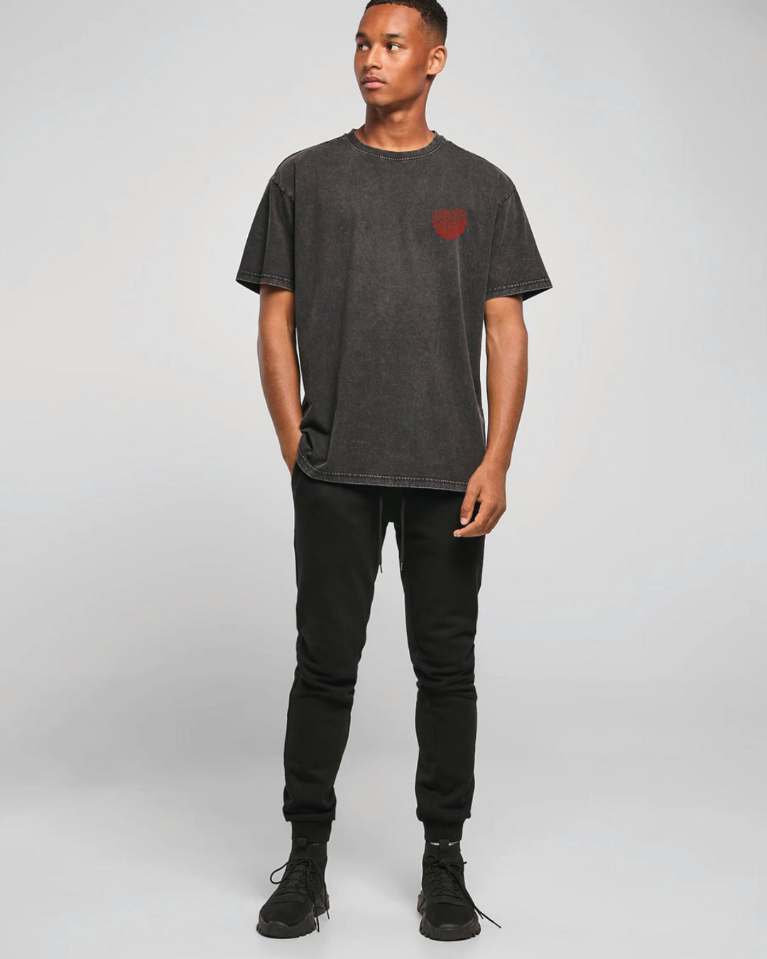 🖤 NOUVEAU
LE T-SHIRT CŒUR NOIR VINTAGE
Un noir délavé, une coupe oversize et notre cœur Merci Madame Monsieur imprimé en rouge sur la poitrine.
Confectionné en 100 % coton épais 240 g, avec des épaules tombantes pour une silhouette ample et décontractée.
Le genre de t-shirt que l’on porte encore et encore… et qui devient encore plus beau avec le temps.
Disponible du S au 3XL.
#MerciMadameMonsieur #TshirtVintage #TshirtOversize #MarqueFrançaise #NoirVintage