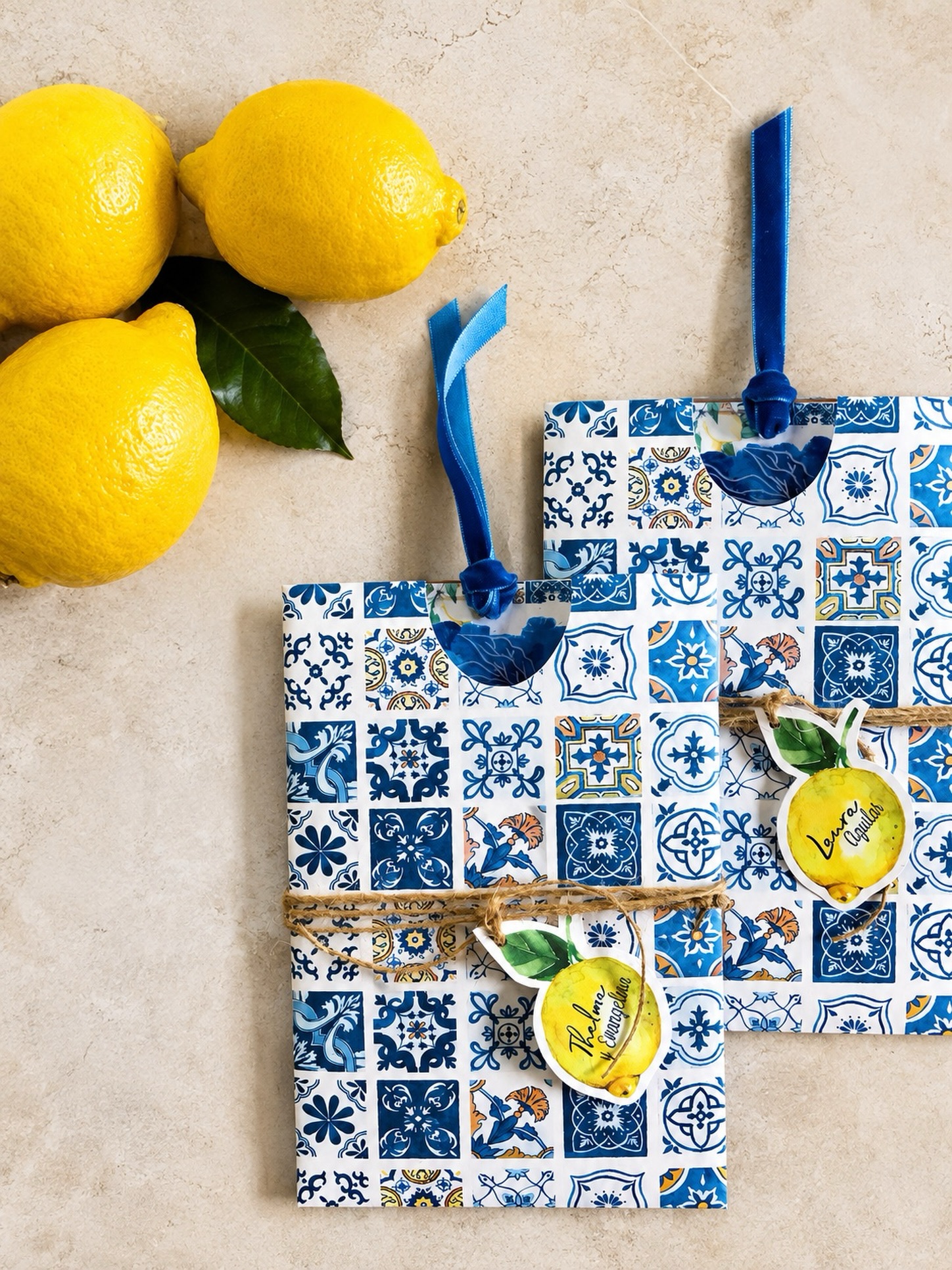 Un detalle que enamora desde el primer vistazo 💙🍋
Azul, blanco y el encanto de los azulejos mediterráneos, acompañado de frescos limones y un toque artesanal que hacen de cada invitación algo especial. ✨
Porque los pequeños detalles también cuentan historias. 💙