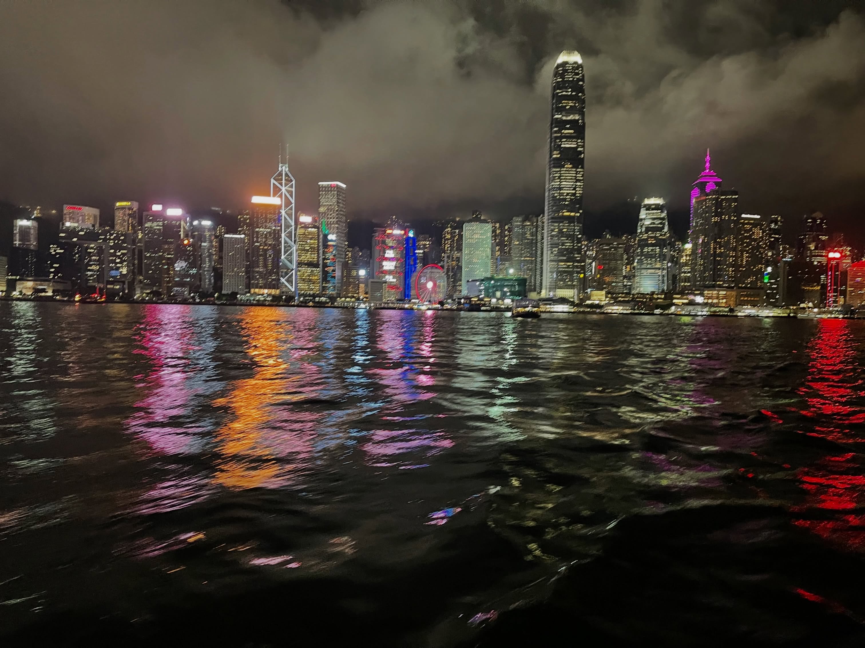 gems
「百万ドルの夜景」
million-dollar night view
香港のヴィクトリア・ハーバーは世界三大夜景の一つ。
古くから「100万ドルの夜景」の異名で世界的に知られております。
アイアンマンの特大ハンバーガーを一緒に…笑
30日から営業となります。
宜しくお願い致します😊