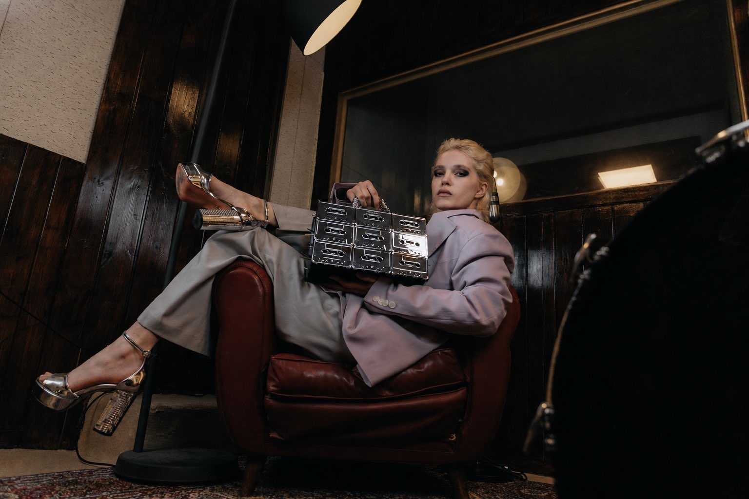 Not a throwback, a takeover.
Introducing the Platinum Cassette Bag by RUNYARO—where music history is reimagined as wearable luxury.
Press play on iconic. #RUNYARO #CassetteBag #WearableArt #LuxuryFashion
Photographer: @chiara.marinucci.ph
Model: @anajuliaknoll
The Brand: @runyaro