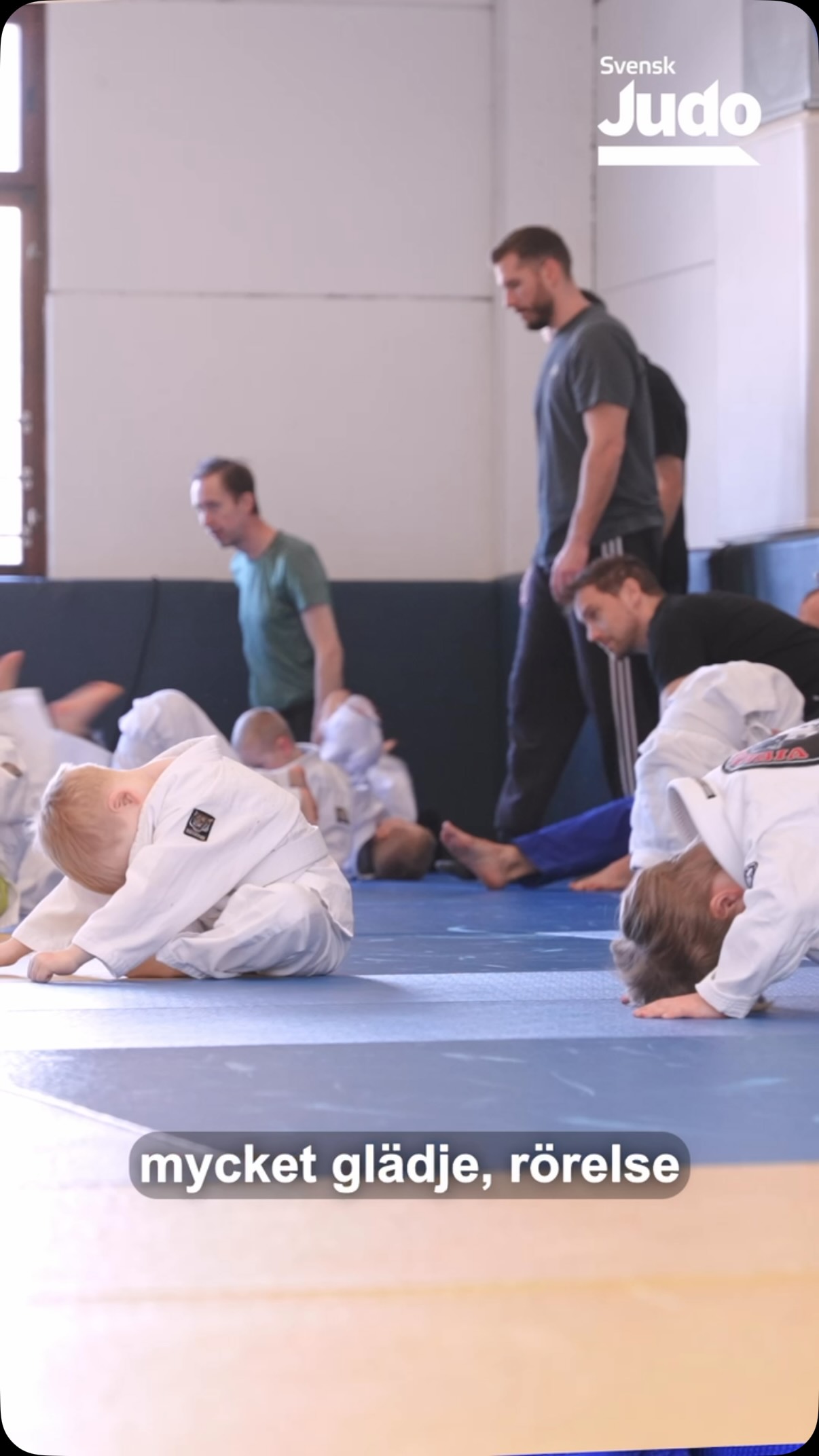 🥋 DET HÄR ÄR JUDO – MER ÄN BARA EN KAMPSPORT!
Judo betyder ”Den mjuka vägen” – men låt dig inte luras av namnet! 😉
Här handlar det om att använda teknik, balans och tajming för att överlista sin motståndare – inte om att slåss.
I judo tränar vi bland annat kast, fasthållningar, armlås och halslås. Men framför allt tränar vi på att bli starkare, smidigare, modigare och bättre på att samarbeta med andra.
💪 Judo för alla!
På judomattan – tatamin – tränar vi barfota i vår dojo, som är japanska för träningslokal. Här är alla välkomna – tjejer och killar, kvinnor och män, nybörjare och erfarna.
Du behöver inte vara stark, snabb eller vältränad för att börja. Det är precis därför du ska börja! 😃
Du börjar med vitt bälte och lär dig steg för steg nya tekniker och färdigheter. När du utvecklas kan du klättra genom bältesgraderna och visa hur långt du har kommit.
🏆 En sport med tradition – och framtid
Judo är en olympisk och paralympisk sport och finns över hela världen. Judo gjorde sin olympiska debut i Tokyo 1964 och blev en del av Paralympics i Seoul 1988.
Men judo är så mycket mer än tävling.
Det är gemenskap, träning, respekt, självförtroende och massor av rörelse – samtidigt som du får lära känna nya människor och ha riktigt kul!
👊 VÅGA TESTA!
Oavsett om du vill börja träna, tävla, få bättre kondition eller bara prova något nytt – judo har en plats för dig.
Kom ner på mattan, knyt bältet och ta ditt första steg på den mjuka vägen. 🥋
Vem vet – ditt nästa äventyr kanske börjar på judomattan! #judo #svenskjudo