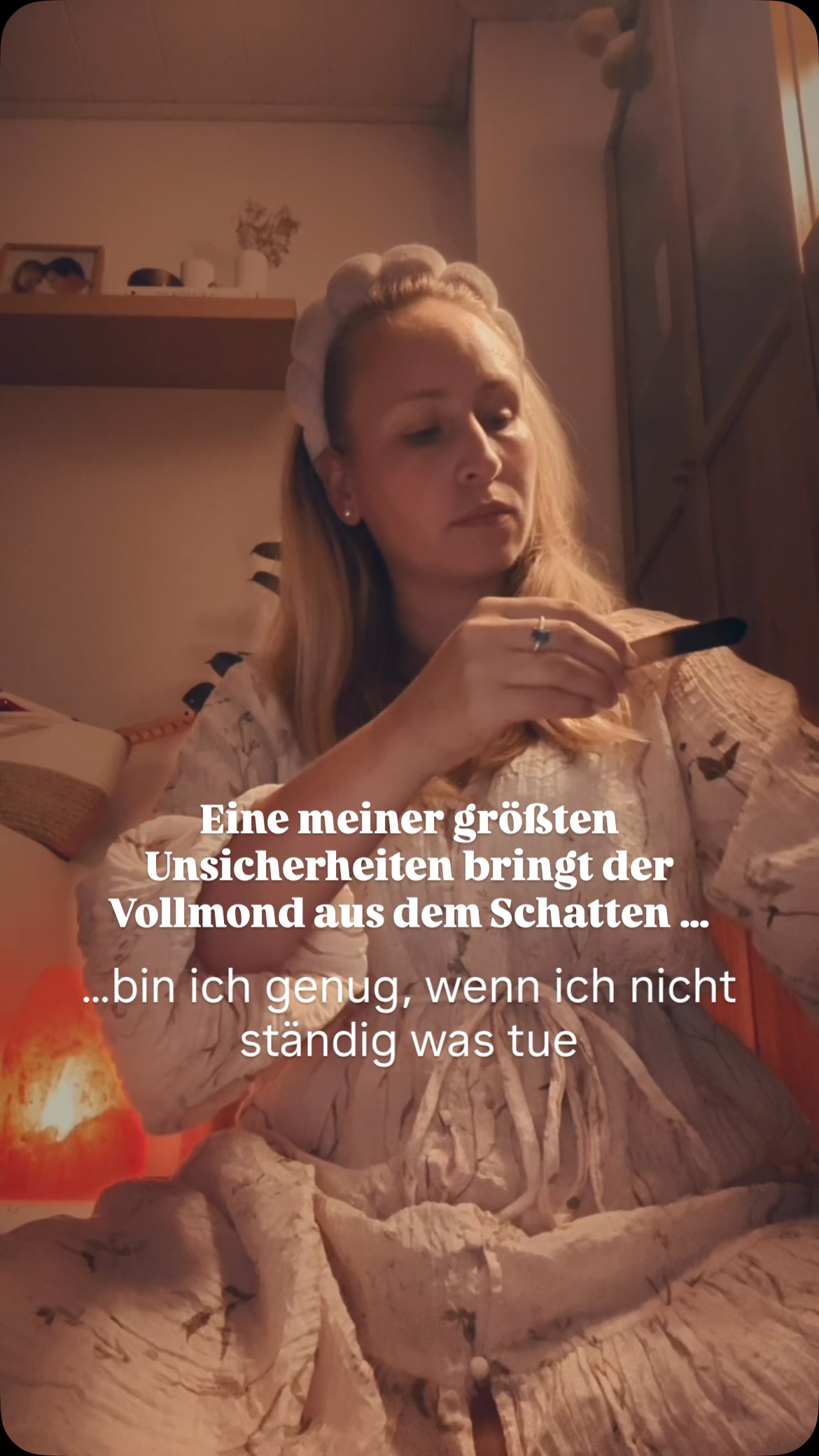Ich komme gerade aus meinen Vollmondzirkel🌝.
Einem wunderschönen Frauenkreis, mit wundervollen Frauen, mit Ritualen, Gesprächen, Runen, Loslassen.🙌
Und es ist so krass, ich sitze hier allein im Wohnzimmer und merke, was dieser Vollmond auch in mir nach oben holt.
Alte Gefühle. Alte Unsicherheiten.
Gedanken, die mich zurückbringen zu meinen ersten Frauenkreisen.
Kennst du auch dieses unangenehme Gefühl, als würde sich eine Schlange um deinen Hals legen und langsam zudrücken? 🫨 Und auf einmal kommen so uralte Gedanken hoch wie:
Bin ich überhaupt genug, wenn ich nicht ständig etwas tue?
Vertraue ich mir selbst eigentlich wirklich?
Der Vollmond hat es diesmal in sich. Er macht sichtbar, was im Schatten lag. Nicht um uns zu bestrafen - obwohl es sich gerade in den Moment danach anfühlt 🙄😬
Aber irgendwo tief in mir weiß ich auch, dass er will, dass wir erkennen können, was wir nicht länger mit uns tragen wollen.
Ahhh - ich will endlich diese ewige Frage loslassen, ob ich genug bin. Denn ja, verdammt - das bin ich!
Ich möchte nicht mehr jeden Raum danach bewerten, wie viel ich geleistet habe.
Ich möchte mich noch mehr meiner Intuition hingeben.
Mich selbst mit dem Raum zu verbinden.
Weniger zu kontrollieren.
Mehr zu spüren.
Die Karte heute Abend, die ich gezogen habe sagte:
„Ich bin und ich kann.“
Und vielleicht darf genau das heute meine Vollmond-Intention sein.
Nicht noch mehr tun.
Sondern endlich anfangen, mir selbst zu glauben. 🌕
So und ach all dem tiefgründigen, schnapp ich mir jetzt mein Putzmittel und putze das Badezimmer 🫣😅 schnellste Möglichkeit um nicht alles bis ins kleinste Detail zu zerdenken & zeitgleich gönn ich mir ein Hörbuch und erlaube mir in fremde Welten abzutauchen.
Happy Fullmoon 🌝 Ja, ich weiß - ist erst morgen! Aber trotzdem!
Wenn du Lust hast, teil doch deine tiefgründigen Gedanken mir mir, damit ich mich nicht alleine so bescheuert fühle. 🙌