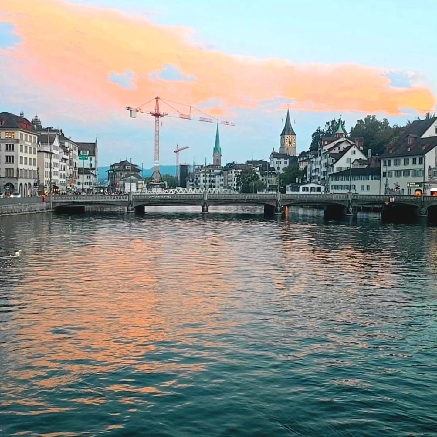 Há coisas que me ganham logo numa Cidade
Se há um rio, pontes e uma paisagem bonita… já está! Não sei explicar muito melhor. A água prende-me o olhar, faz-me parar e torna qualquer cidade um bocadinho mais bonita aos meus olhos.
Aqueles finais de dia… eram únicos!
E a ti? O que é que uma cidade tem de ter para te conquistar logo?
Com Amor, 💛
Lisa Bompastor
📸 Zurique