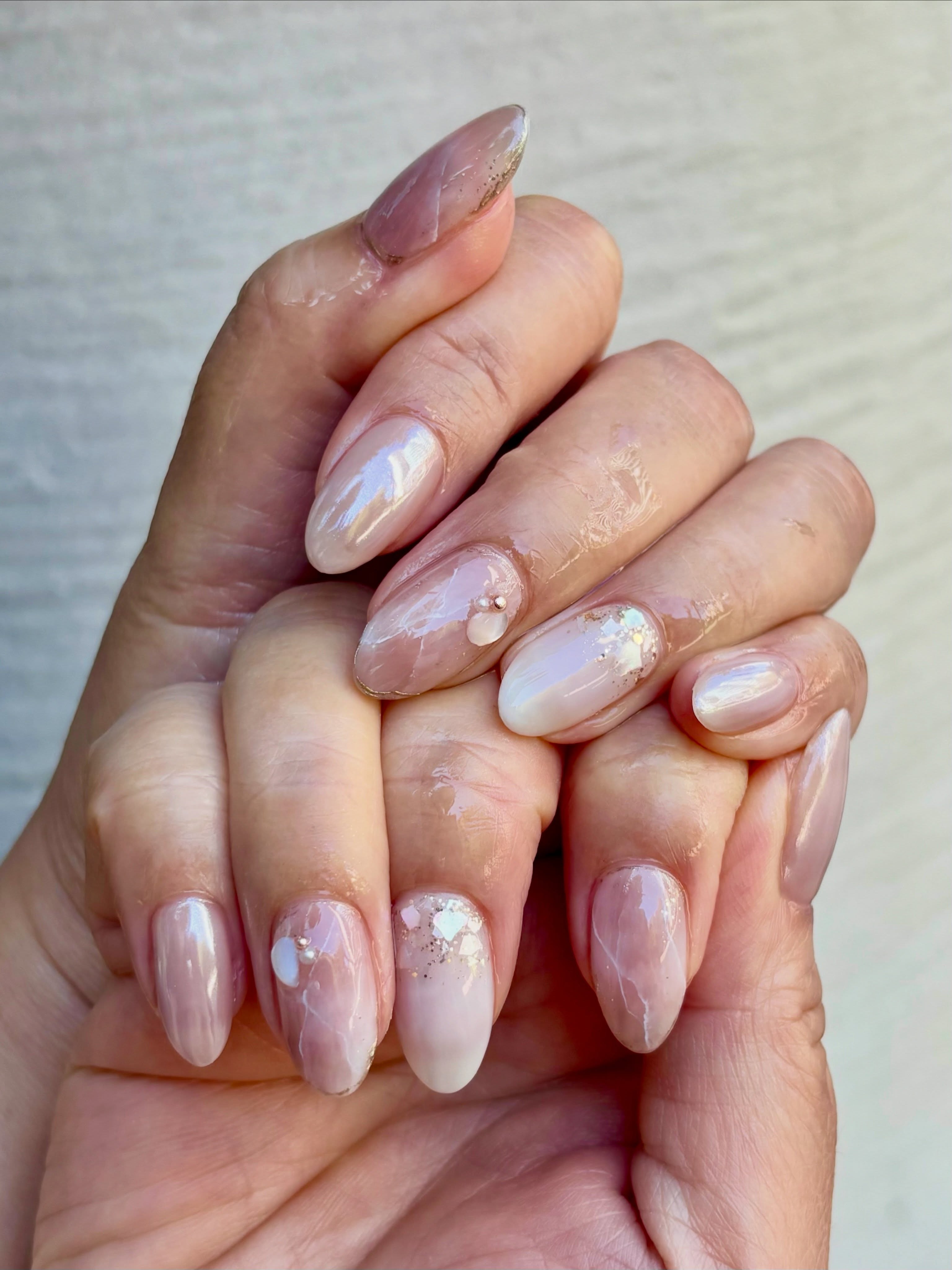 Soft, luminous, and made for every occasion ✨🤍
A dreamy mix of pearly chrome, milky details, delicate shimmer, and subtle 3D accents. The kind of manicure you can’t stop looking at.
Save this for your next nail appointment at Prép💅🏼
#NailInspo #PearlNails #ChromeNails #VancouverNails #prépbeautyparlour