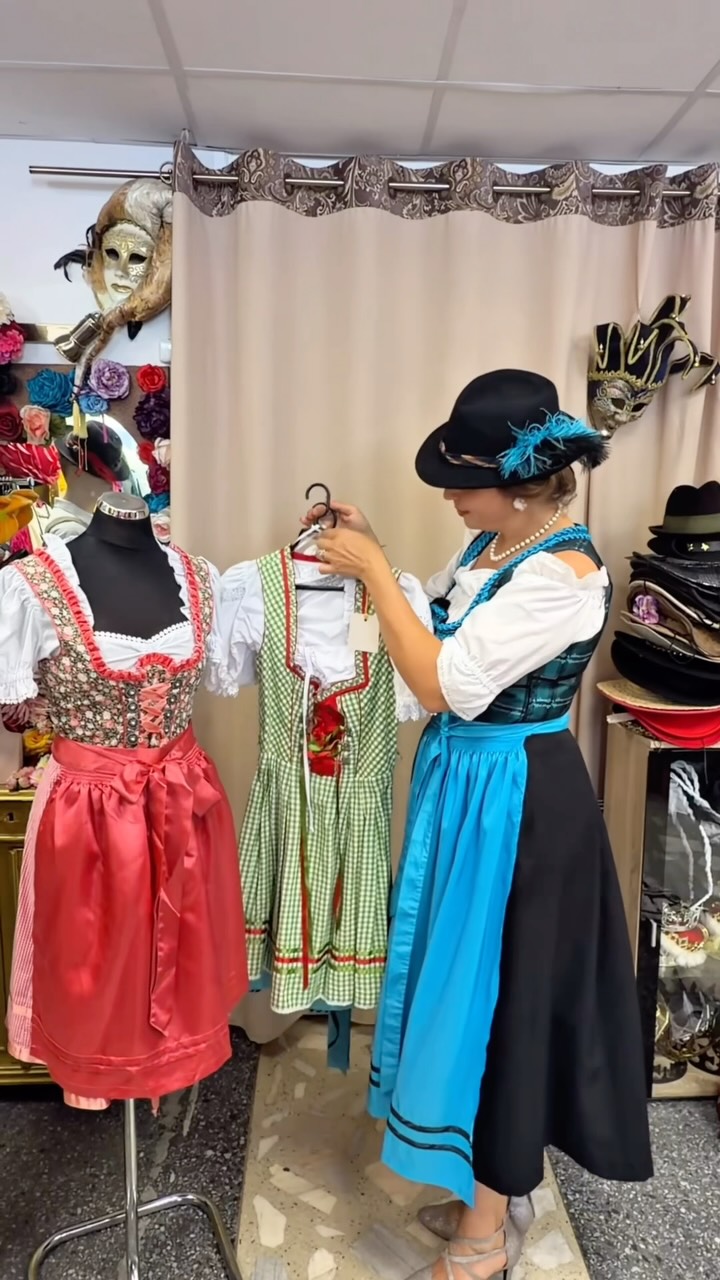 Koks Oktoberfestas be Dirndl suknelės? 👗 Tėja Salone jų turime įvairių spalvų, modelių ir dydžių, tad belieka užsukti ir atrasti savąją. ✨
O kokią rinktumeisi tu – spalvingą, romantišką ar raštuotą?
