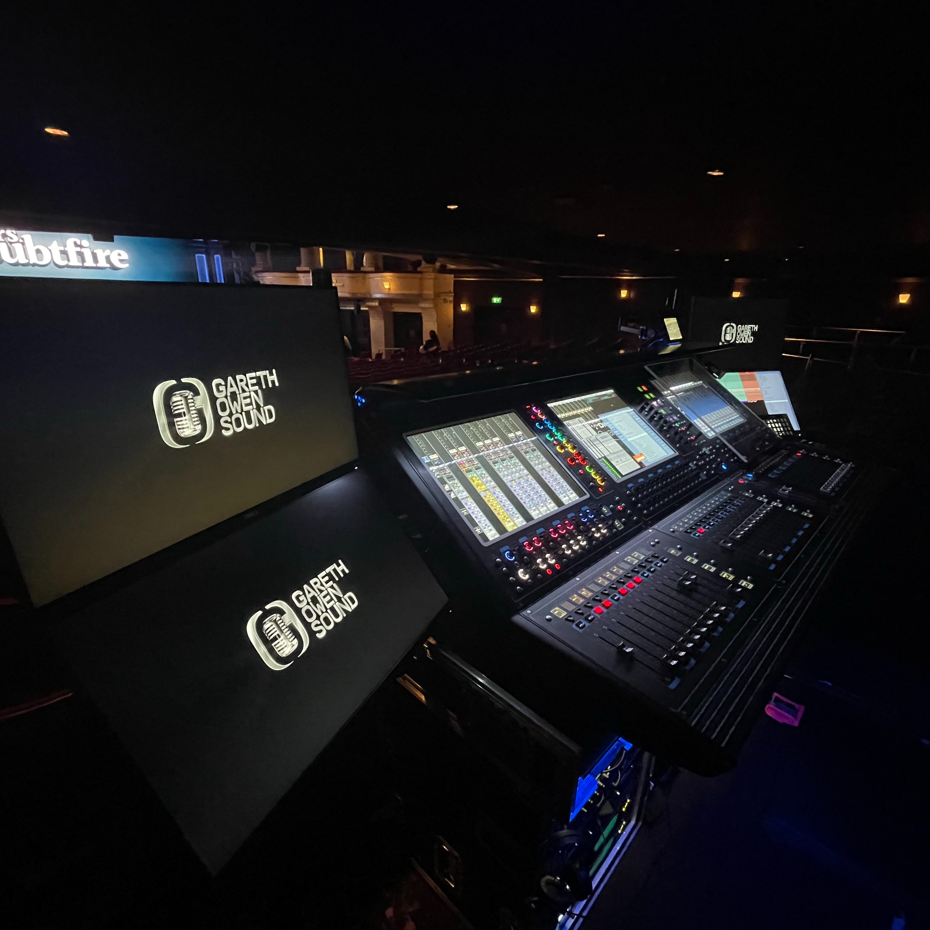 Mrs Doubtfire UK Tour Mix Position & Opening Night Sound Team. #sounddesigner
@doubtfireuk @doubtfireontour @mrsdoubtfiremusicalau @therealethanpopp @jerryjzaks @digico @dbaudiotechnik_gmbh @shure @dpa_microphones @fourieraudio @showcontrolltd @allenandheath @stagesounduk @McDSP @clearcom #theatre #theater #soundengineer #livesound