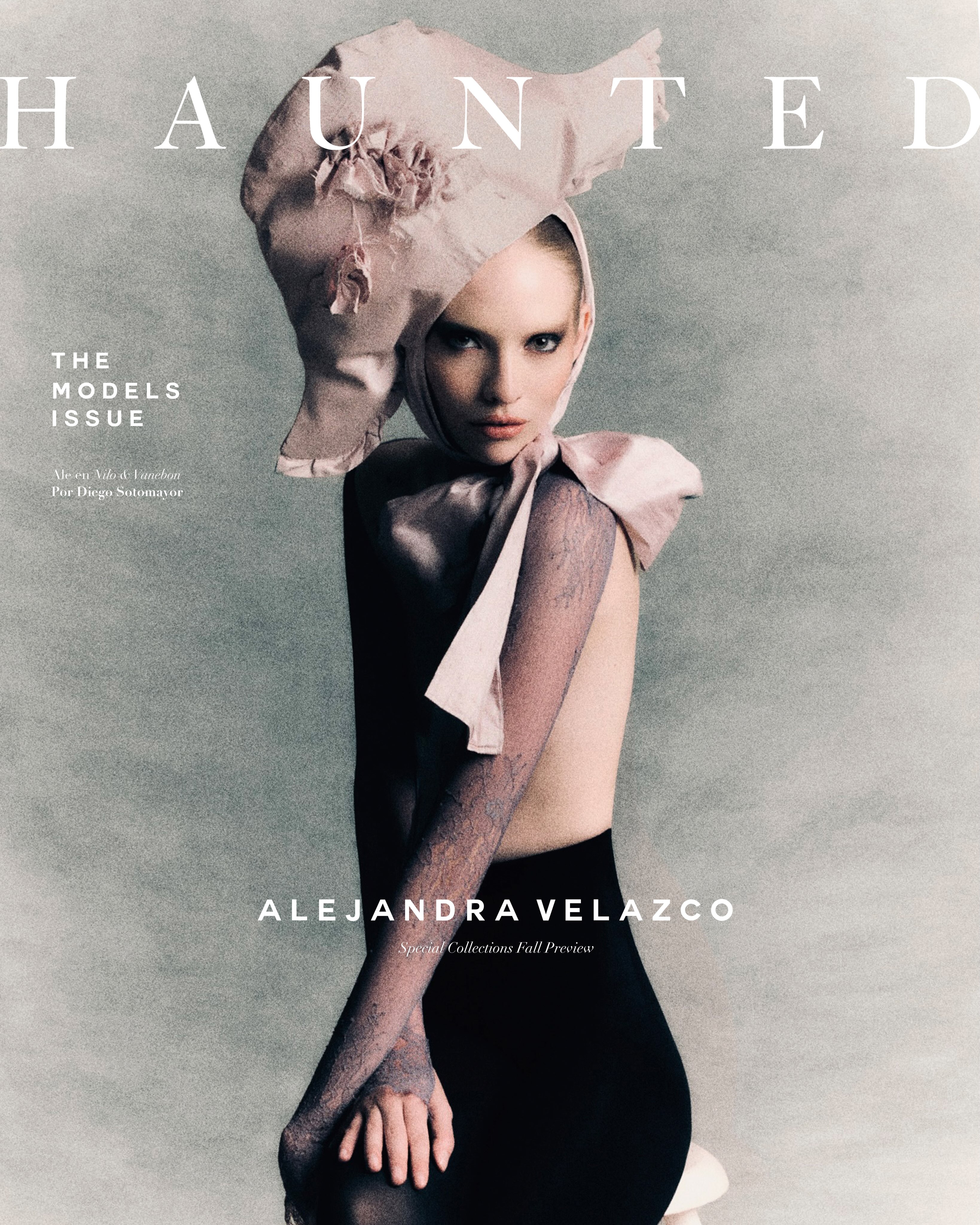 #TheModelsIssue #FallCollections - Para esta nueva serie de portadas de HAUNTED, reunimos a cuatro modelos mexicanas que han sido parte importante de nuestro recorrido a lo largo de los años. Mujeres con las que hemos coincidido, trabajado y compartido momentos en el pasado y que hoy forman parte de nuestra historia.
Conocimos a @ale__velazco cuando apenas comenzaba su carrera como modelo. Años después, se ha convertido en una de las figuras más importantes del modelaje en México. Su trabajo habla por sí mismo: es de esas personas que lo dan todo en cada proyecto y que entienden su profesión como algo que va mucho más allá de posar frente a una cámara. Su cultura, curiosidad y conocimiento se reflejan en cada personaje que construye, convirtiendo cada trabajo en una nueva posibilidad de expresión. Esta portada es también el reflejo de una relación que, como ella, se mantiene en constante evolución.
Foto @diegosotomayoor
Modelo @ale__velazco en @nnniiill000 & @vanebon
Estilismo @valadezalvaro
Beauty @gugo.beauty
Dirección @gabrielvaldezfelix @hauntedcreativestudio
Foro @thenookmexico
Asistente Foto @tanser_studio
#HauntedMag