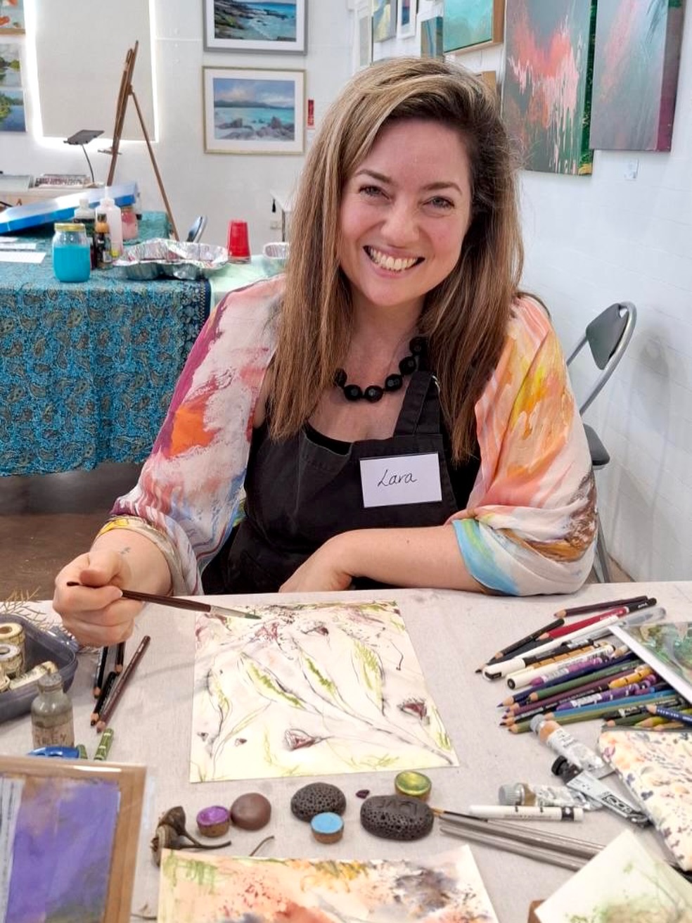 I’m back in the gallery at @cooroybutterfactory again today for Art Jam 🤗
Pop by and say hi 👋 if you’re in the area. We’d love to see you and you can enjoy seeing all the diverse artwork and artists in residence for this week! ✨🎨
Open from 9:30 - 2:30pm
Thank you @anneyangartist (fellow Art Jam-mer) for this lovely photo 📷 at my little studio desk yesterday 😊
.
.
.
.
.
.
.
.
.
#whatsonsunshinecoast #sunshinecoastart #cooroy #sunnycoastlife #sunshinecoastartist
