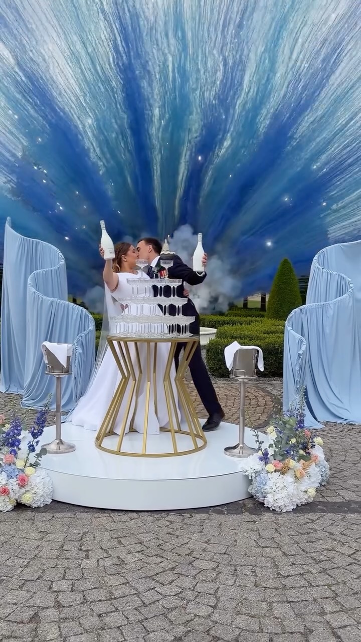 Champagne tower — kwintesencja elegancji i celebracji 🥂
To nie tylko efektowny moment podczas przyjęcia. To starannie zaprojektowany detal, który nadaje uroczystości wyjątkowego charakteru.
Champagne tower, ulubiona piosenka Pary Młodej i ten jeden, idealnie zaplanowany moment.
Gdy wybrzmiewają pierwsze dźwięki ich ukochanego utworu, pojawia się wystrzał min dymnych — tworząc spektakularną oprawę chwili, którą zapamiętają wszyscy 🤍
Dekoracje @swietlni
Pirotechnika @firefactory_pirotechnika
Miejsce @palac_jasminowy
Content creator @martynacreative
Organizacja @dayoflove_weddingplanner
#champagnetower #minydymne #dekoracjeslubne #organizacjaślubu #inspiracjeslubne