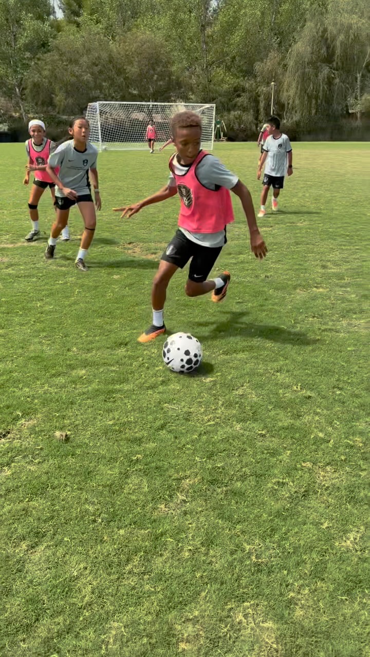 Intentional work in the heat this morning. ☀️
Correcting technique, reinforcing habits and guiding players through the learning process. ⚽️