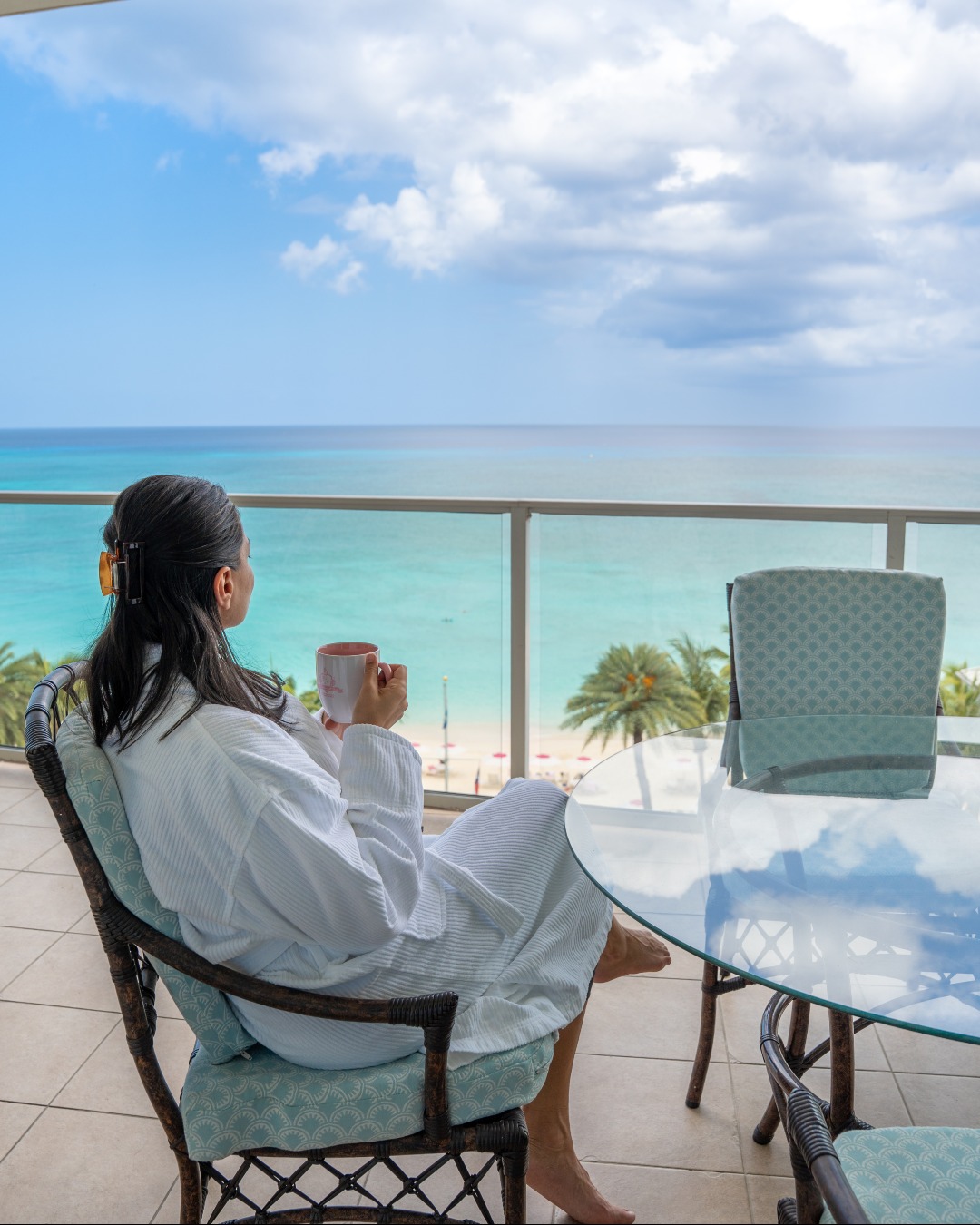 Morning coffee, ocean view, no rush at all.
#CaribbeanClub #VisitCayman #BeachfrontLiving #MorningRoutine #SlowLiving #PrivateBalcony #OceanView