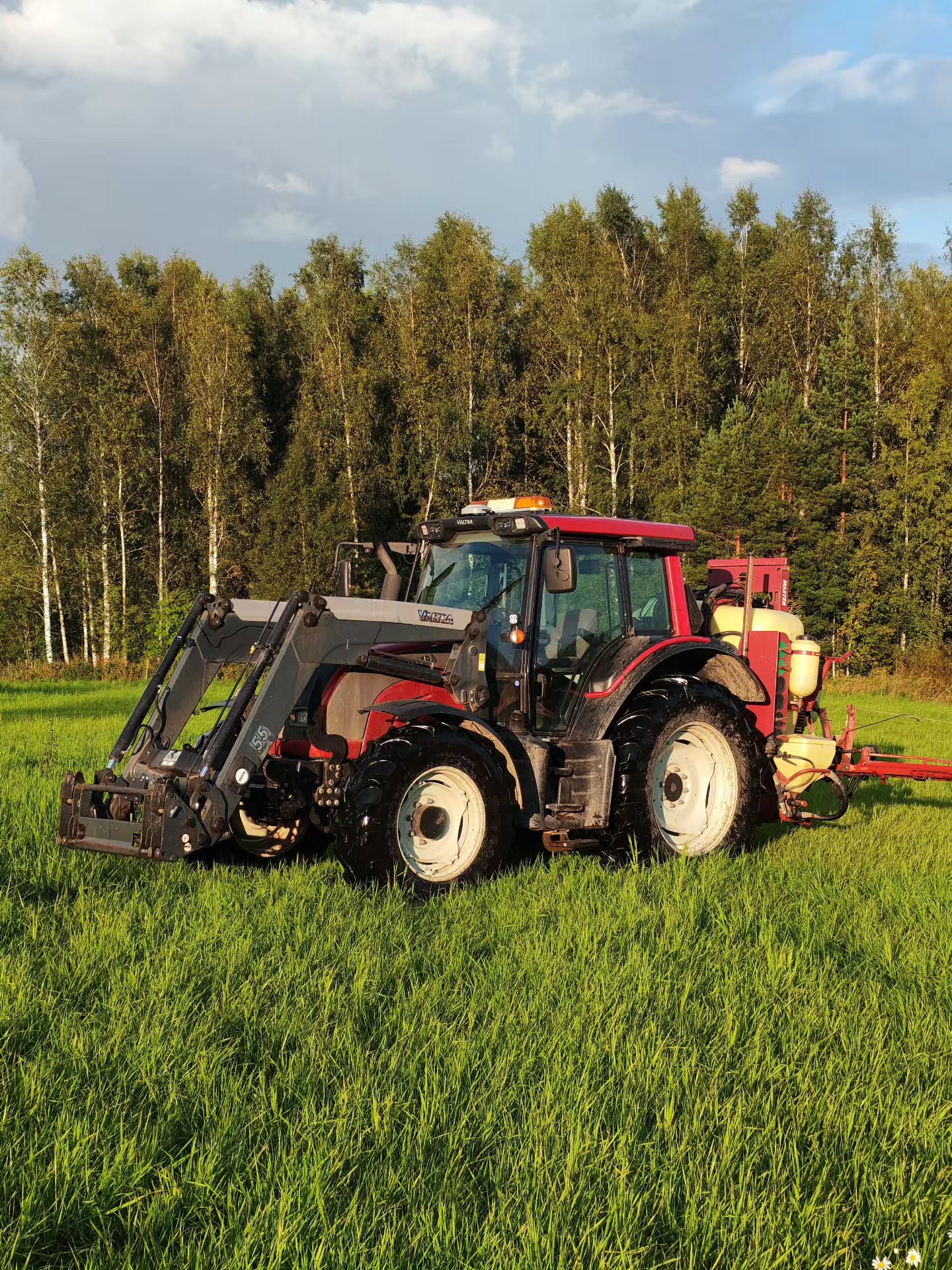Yksi EFIX-järjestelmä hoitaa tilan kolme konetta Eurassa. 🤩
Tähän kokonaisuuteen toimitettiin:
✅️ EFIX eSteer 20 MAX - automaattiohjauspaketti
✅️ EFIX Spray X - ruiskunohjaus Hardin ruiskuun
✅️ Toinen ohjausmoottori
✅️ Siirtosarja ja pikakiinnikkeet vastaanottimelle
Vastaanotin ja näyttö siirtyvät pikakiinnikkeillä traktorista toiseen ja puimuriin. Toisen ohjausmoottorin ansiosta siirto on todella nopea toimenpide. Ruiskutuksessa Spray X hoitaa lohkojen hallinnan ja määränsäädön suoraan saman näytön kautta. 💪
Meiltä kaikki EFIX automaattiohjaus- ja tukiasemamallit suoraan varastosta. Laita viestiä, niin katsotaan sinun koneisiisi sopiva ratkaisu. 🤝
#efixag #agronav #automaattiohjaus #valtra #ruiskunohjaus