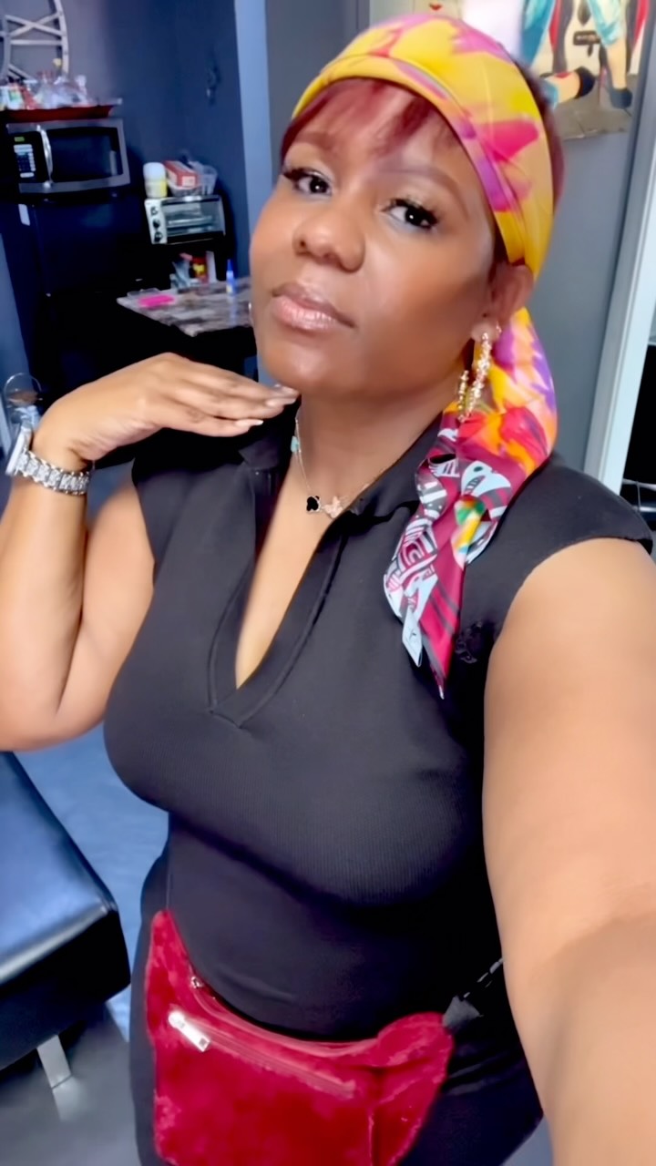 I’m feeling real SASSY today on this awesome Friday and ready to send you ladies out the salon looking like a milli!!🤍🤍🥂🥂🥂
Loving this scarf I got from @shopsassyjones It’s so versatile, I can do anything I want with it!!😻😻 Sassy jones is the place for all the Girly Girls like me🤍