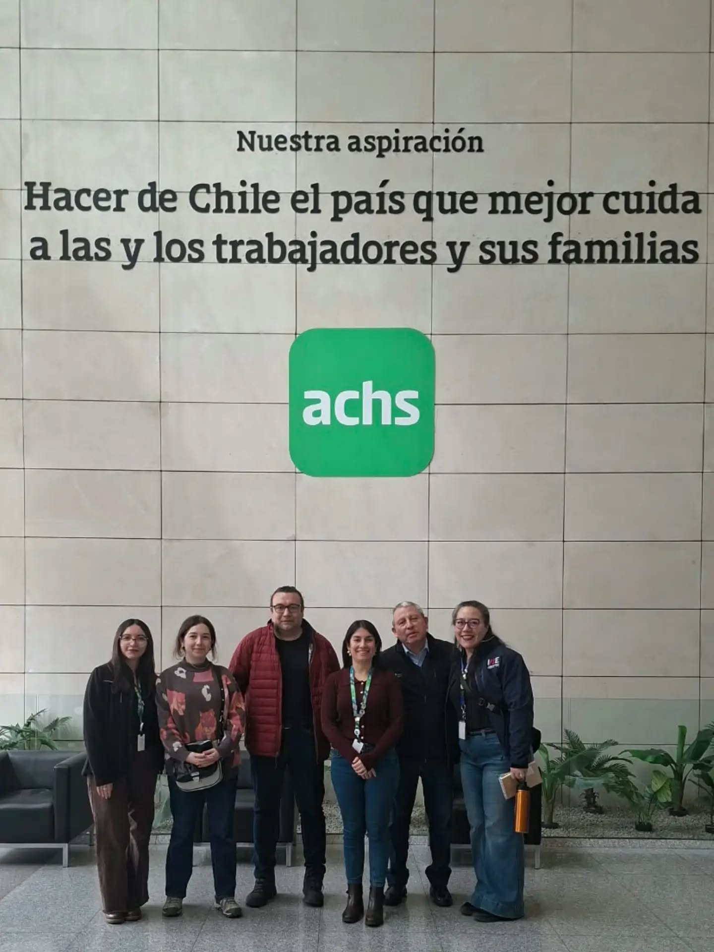 ¡En terreno para nuestros socios y socias! 🤝
Nuestros Directores Nacionales Karina Cabrera y Raúl Carriel participaron en la jornada “Viaje del Paciente” en la Casa Central de la ACHS, para conocer en profundidad el modelo de atención desde el accidente laboral hasta la rehabilitación integral.
Seguimos fortaleciendo nuestro compromiso con la prevención, la seguridad y la salud laboral de nuestros funcionarios y funcionarias.
Agradecemos a nuestra Relacionadora Laboral Karin Nuñez y a M. José Toro por las gestiones, que nos permiten articular desde el gremio en representación de nuestros asociados y asociadas.
📍 Casa Central ACHS - Ramón Carnicer 163
📅 27 Agosto 2026
#CompromisoANFINE #anfine #Prevención #ACHS #ine