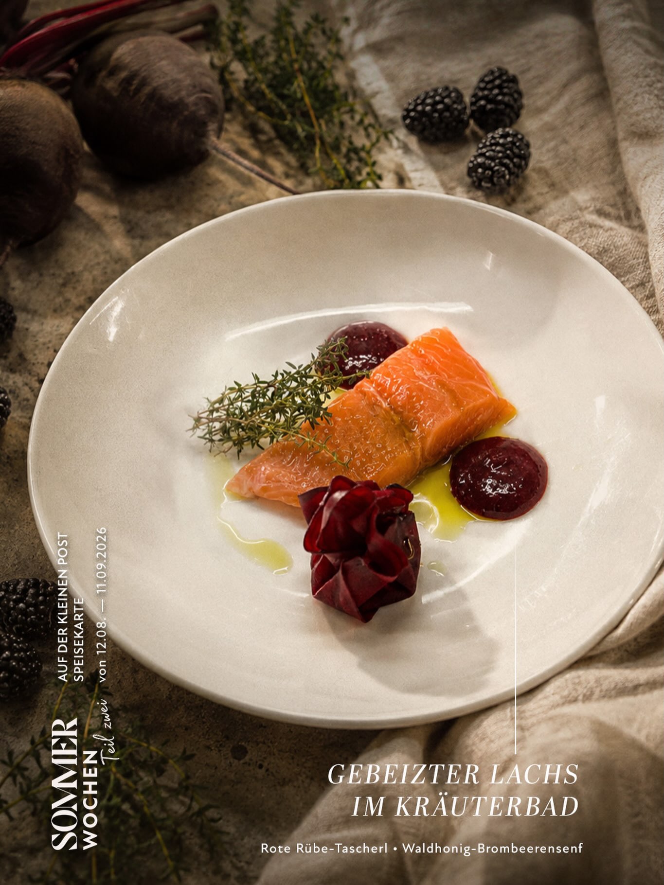 Lachs, Beeren & Rote Rübe – ein großartiges Trio.
Unseren Lachs beizen wir selbst in einem aromatischen Kräuterbad. Das braucht ein wenig Zeit, belohnt uns dafür aber mit einem wunderbar zarten Fisch und einer feinen Kräuterwürze.
Dazu gibt’s Brombeersenf – fruchtig, leicht säuerlich und mit genau der richtigen senfigen Schärfe als Gegenpol zum Lachs.
Ein kleines Extra versteckt sich im Rote-Rüben-Tascherl: gefüllt mit Lachstatar und Mascarpone, dazu unser hausgemachtes Dillöl. Erdige Rübe, cremige Füllung, frischer Dill und gebeizter Lachs – ein Teller mit einem herrlichen Aromenspiel.
Eine unserer absoluten Empfehlungen auf der aktuellen Karte.