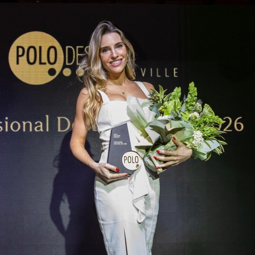 A trajetória de Sharon Fliter no Polo Design Alphaville é marcada por uma palavra: consistência.
Na Campanha 2025–2026, Sharon foi novamente reconhecida como Profissional Destaque, mantendo uma marca que merece ser celebrada: há cinco campanhas consecutivas, ela está entre os cinco primeiros colocados da premiação.
Mais do que um resultado, essa trajetória revela uma relação construída com dedicação, presença e parceria ao longo dos anos.
É esse tipo de história que o Polo gosta de reconhecer: aquela que não acontece por acaso, mas é construída campanha após campanha.
Parabéns, @sharonfliterarquitetura , por mais esse reconhecimento e por uma trajetória tão consistente junto ao Polo.
#polodesignalphaville #arquitetura #designdeinteriores