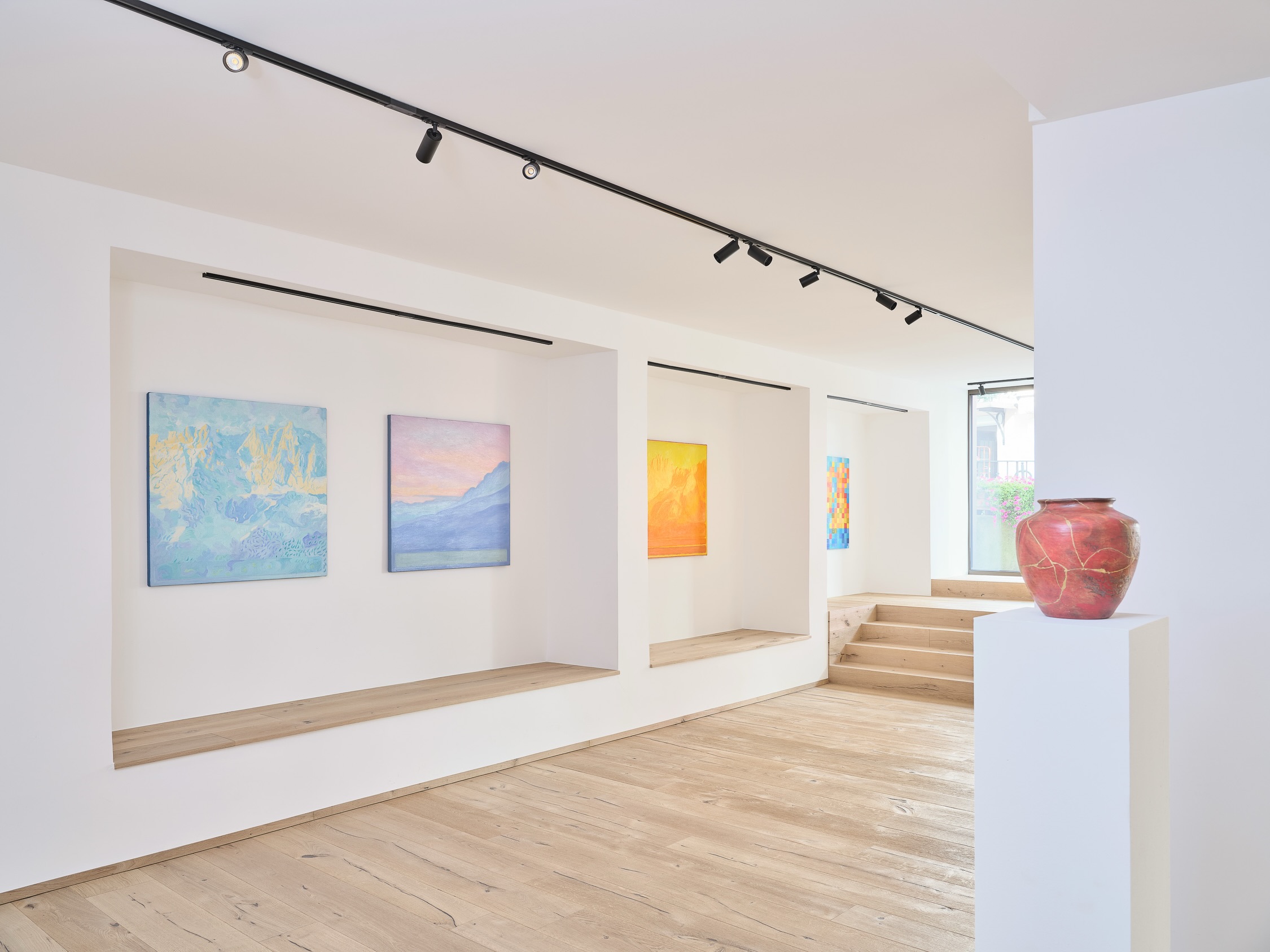 Zu sehen bis 31. Oktober im Studio G10 in Kitzbühel: Kaspar, 36 Stimmungen des Wilden Kaisers
Die Gemälde der Ausstellung besitzen eine stark von Farbe und Licht bestimmte Präsenz – ein zentrales Merkmal der Werkserie 36 Stimmungen des Wilden Kaisers. Ausgangspunkt ist immer dieselbe Landschaft. Durch Veränderungen in Farbton, Helligkeit und Dichte entstehen unterschiedliche Zustände des Motivs.
Die großen Farbflächen schaffen dabei ein Wechselspiel aus Nähe und Distanz. In manchen Arbeiten bleibt der Wilde Kaiser deutlich lesbar, in anderen löst sich die Landschaft zunehmend in Farbe auf. So verschiebt sich das Motiv immer wieder zwischen Gegenständlichkeit und Abstraktion.
1. August – 31. Oktober 2026
Studio G10, Kitzbühel
Mehr zur Ausstellung über den Link in der Bio.
#KasparLaurenz #Kitzbühel #WilderKaiser #contemporarypainting
Zu sehen bis 31. Oktober im Studio G10 in Kitzbühel: Kaspar, 36 Stimmungen des Wilden Kaisers
Die Gemälde der Ausstellung besitzen eine stark von Farbe und Licht bestimmte Präsenz – ein zentrales Merkmal der Werkserie 36 Stimmungen des Wilden Kaisers. Ausgangspunkt ist immer dieselbe Landschaft. Durch Veränderungen in Farbton, Helligkeit und Dichte entstehen unterschiedliche Zustände des Motivs.
Die großen Farbflächen schaffen dabei ein Wechselspiel aus Nähe und Distanz. In manchen Arbeiten bleibt der Wilde Kaiser deutlich lesbar, in anderen löst sich die Landschaft zunehmend in Farbe auf. So verschiebt sich das Motiv immer wieder zwischen Gegenständlichkeit und Abstraktion.
1. August – 31. Oktober 2026
Studio G10, Kitzbühel
Mehr zur Ausstellung über den Link in der Bio.
#KasparLaurenz #Kitzbühel #WilderKaiser #contemporarypainting
Zu sehen bis 31. Oktober im Studio G10 in Kitzbühel: Kaspar, 36 Stimmungen des Wilden Kaisers
Die Gemälde der Ausstellung besitzen eine stark von Farbe und Licht bestimmte Präsenz – ein zentrales Merkmal der Werkserie 36 Stimmungen des Wilden Kaisers. Ausgangspunkt ist immer dieselbe Landschaft. Durch Veränderungen in Farbton, Helligkeit und Dichte entstehen unterschiedliche Zustände des Motivs.
Die großen Farbflächen schaffen dabei ein Wechselspiel aus Nähe und Distanz. In manchen Arbeite