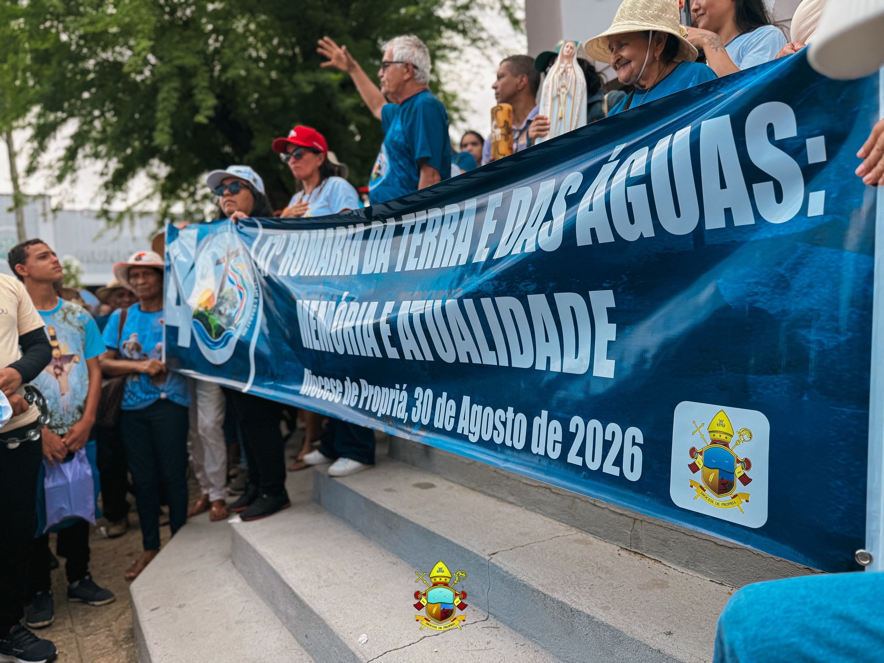 A Diocese de Propriá se reuniu na Paróquia Bom Jesus dos Pobres, em Canhoba, para vivenciar a 47ª Romaria da Terra e das Águas, com o tema “Memória e Atualidade”.
A caminhada teve início na Capela da Imaculada Conceição e seguiu até o Assentamento Borda da Mata, que celebra 40 anos de história e caminhada, tendo como inspiração: terra, teto e trabalho.
O dia foi marcado por oração, caminhada, apresentações culturais e, às 15h, a celebração da Santa Missa, presidida pelo Padre Thiago e concelebrada por padres da Diocese de Propriá.
Um momento de fé, memória e compromisso com a vida e a dignidade do nosso povo.
📲 Confira a matéria completa no site da Diocese de Propriá.
