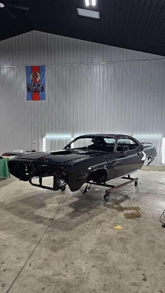 1971 RestoMod Cuda was under the knife for a full body wetsand.
1000grit start up-to 3000Grit wetsanded, compound and polish. We left the vehicle in our Mid-step polish during assembly by @alangallantautorestoration and will see the car back once all together for a final polish and some protection before it goes off to its owner.