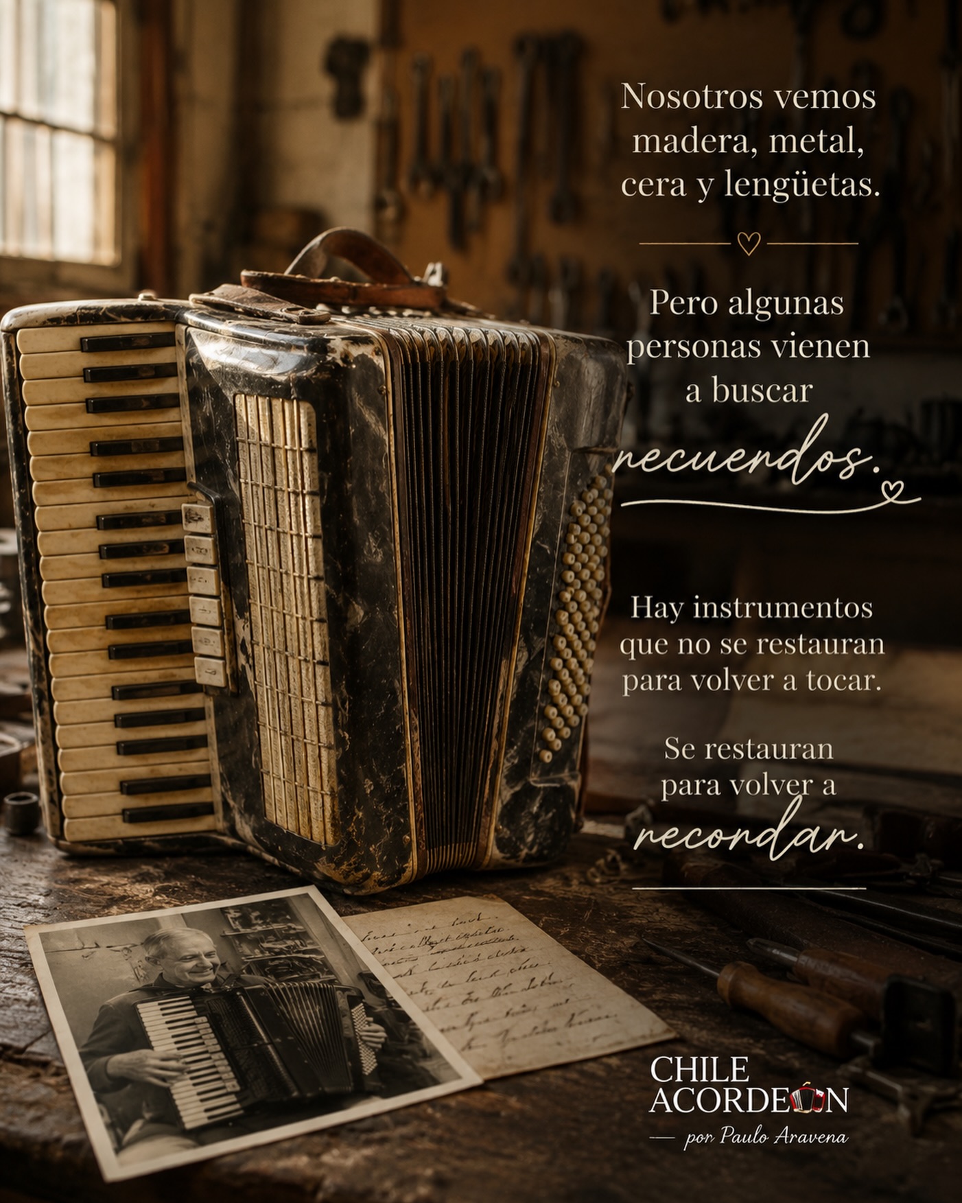 🪗 “El acordeón que nadie quiso” (Historia real).
Este acordeón llegó a mis manos hace algunos años.
Estaba viejo, desafinado y lleno de marcas. Su dueño me dijo que había pertenecido a su padre y que llevaba muchos años guardado.
Me preguntó si valía la pena repararlo.
Cuando lo abrí entendí que económicamente, probablemente no. Había muchísimo trabajo por hacer.
Pero antes de irse me dijo algo que cambió completamente mi forma de verlo:
“Mi papá murió cuando yo era niño. Casi no recuerdo su voz… pero sí recuerdo cómo sonaba este acordeón.”
Lo restauramos.
Meses después volvió a buscarlo. Tocó unas pocas notas. Nada perfecto, nada espectacular.
Pero se quedó en silencio mirándolo.
Y entendí algo que después de tantos años trabajando con acordeones a veces se me olvida:
Nosotros vemos madera, metal, cera y lengüetas.
Pero algunas personas vienen a buscar recuerdos.
Desde entonces, cuando llega un acordeón viejo a mi taller, intento no preguntarme solamente cuánto vale.
A veces la pregunta correcta es:
¿Para quién sigue teniendo valor? 🪗❤️
#acordeon #amor #recuerdos #chileacordeón #graciasseñor