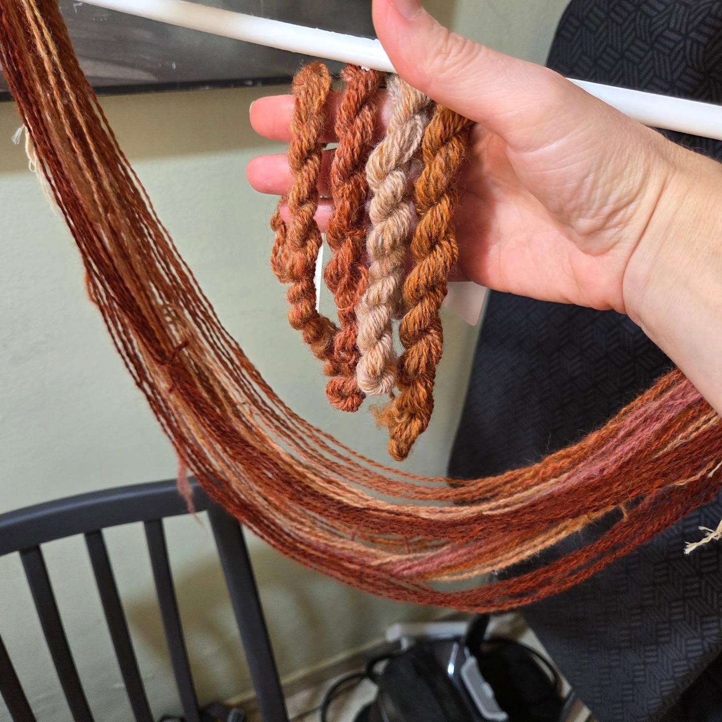 Can you tell the differences between all the Browns? Because I can't already 🤣
This is my attempt to spin a background color that would match a brown I have.
One of the should work! I have nothing more in me 😅
.
.
.
#ColorBlending #spinningfiber #spinnersofinstagram #blendingfiber #makingyarn