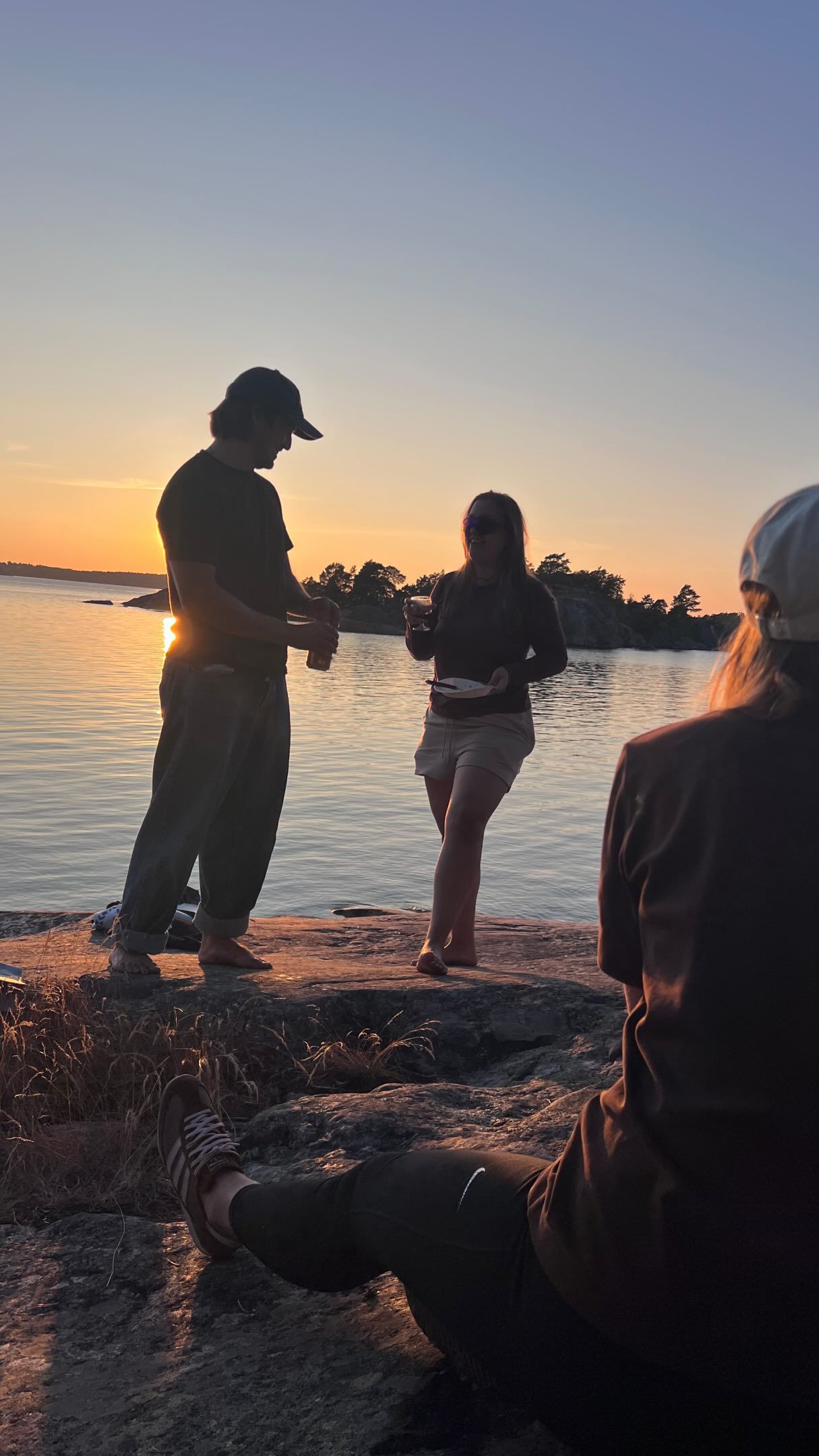 När VD:n får säga vad hon egentligen tycker… ⛵️
Efter 6 år av att arrangera outdoor-events för ett företag frågade jag till slut VD:n – medan hon gled efter segelbåten – vad hon egentligen tyckte om att låta mig arrangera deras events utomhus.
Svaret? ❤️
Det här är varför jag älskar att skapa upplevelser i naturen. När människor får lämna kontoret, komma ut på vattnet och mötas på riktigt händer något.
Och ibland säger en VD:s ansiktsuttryck mer än tusen ord. 🌊
#teambuildingevent #naturevent #företagsevent