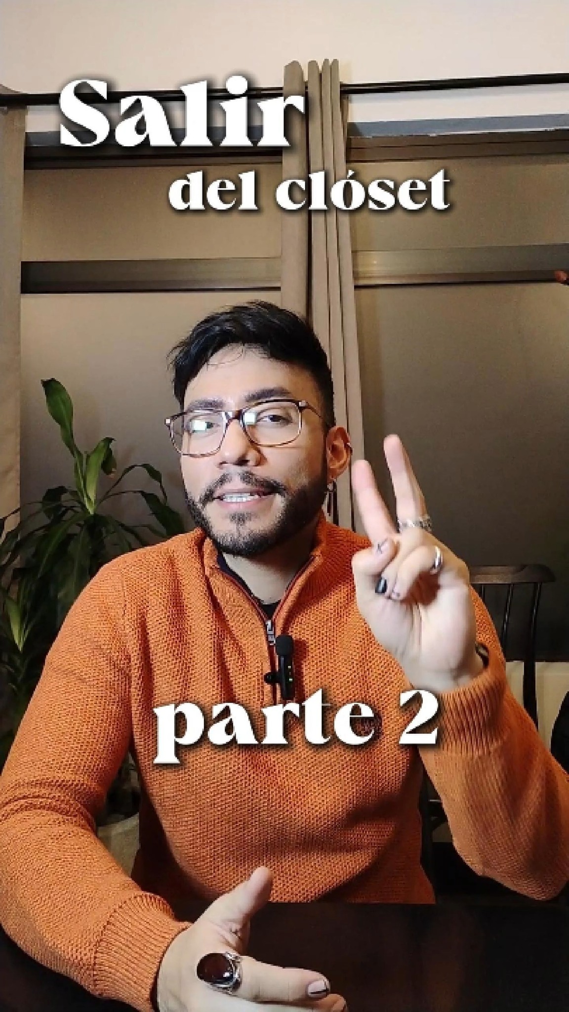 ¿Qué pasa cuando tú ya saliste del clóset… pero tu pareja todavía no está lista? 🏳️🌈
En una relación, dos personas pueden estar viviendo momentos completamente diferentes de su proceso.
Una puede querer tomar de la mano a su pareja, hablar abiertamente de la relación o compartirla con amistades y familia.
Mientras que la otra puede sentir miedo a ser descubierta, señalada, tener conflictos familiares o incluso enfrentar consecuencias laborales o sociales.
Y aquí hay algo importante: **ambas experiencias son válidas.**
Quien está fuera del clóset tiene derecho a querer vivir su relación libremente. Y quien todavía no lo está tiene derecho a decidir cuándo, cómo y con quién compartir su sexualidad.
El conflicto aparece cuando dejamos de hablar de estas necesidades y empezamos a interpretarlas como:
“Si me quisieras, lo harías.”
“Te avergüenzas de mí.”
“No respetas mi proceso.”
Una necesidad legítima puede convertirse entonces en presión, culpa o resentimiento.
No se trata de obligar a alguien a salir del clóset ni de pedirle a la otra persona que viva permanentemente una relación oculta.
Se trata de **hablar, escuchar y construir acuerdos que respeten los límites y necesidades de ambos.**
💬 ¿Crees que una relación puede funcionar cuando ambos viven este proceso a ritmos diferentes?
Guarda este reel, compártelo con quien pueda necesitar esta conversación y sigue a Sexus para más contenido sobre sexualidad, vínculos y diversidad.
#SalirDelCloset #RelacionesLGBT #DiversidadSexual #VínculosConscientes #Sexología #SexusMex #RelacionesSanas #ComunidadLGBT #TerapiaDePareja #ComunicaciónEnPareja #SaludEmocional #SexualidadConsciente #VínculosLGBT #EducaciónSexual #Sexoterapia