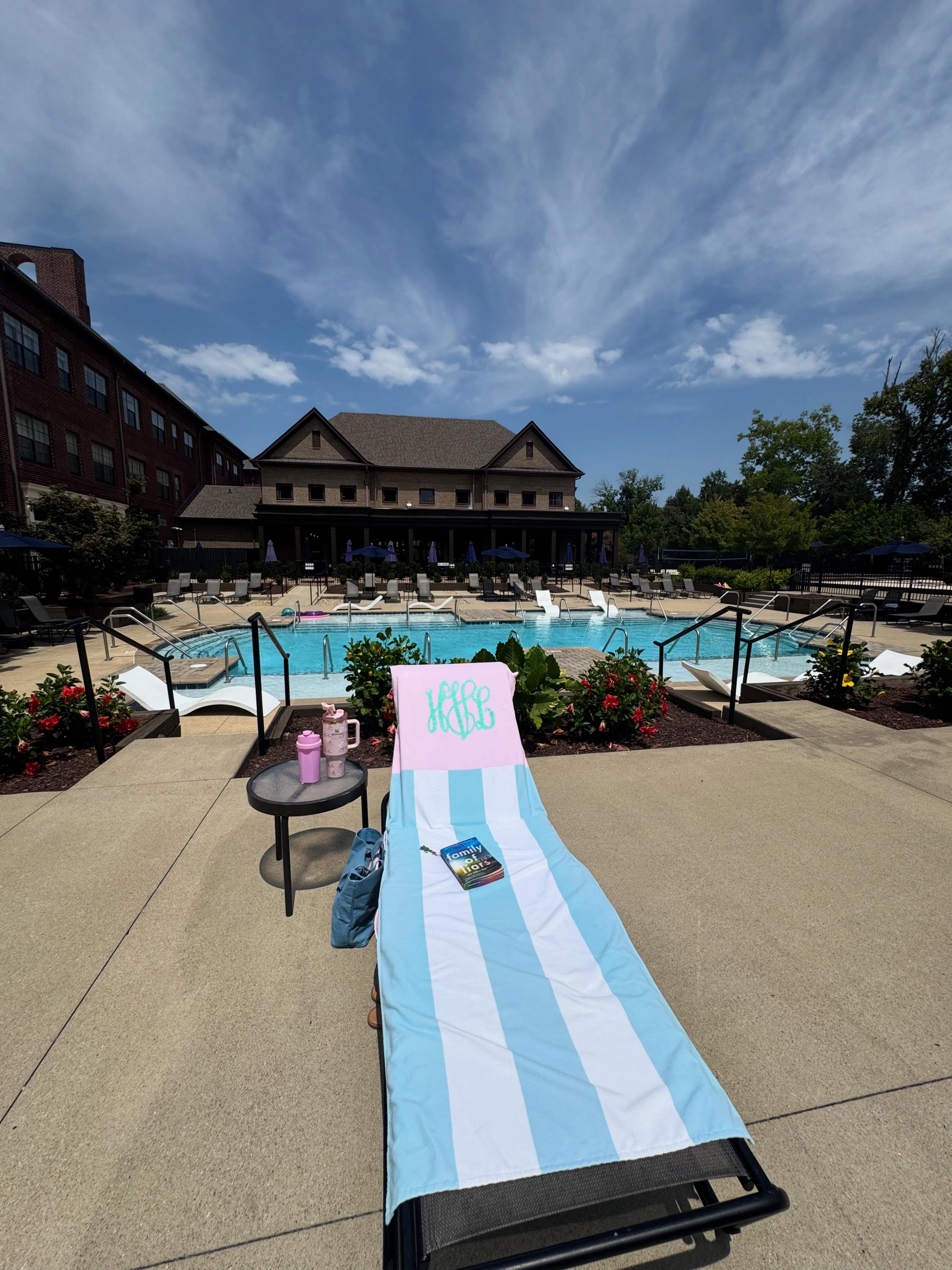 Like my girl Dolly says, “don’t get so busy making a living that you forget to make a life.”
Poolside reset before a busy weekend of shows 💕☀️🎶✨