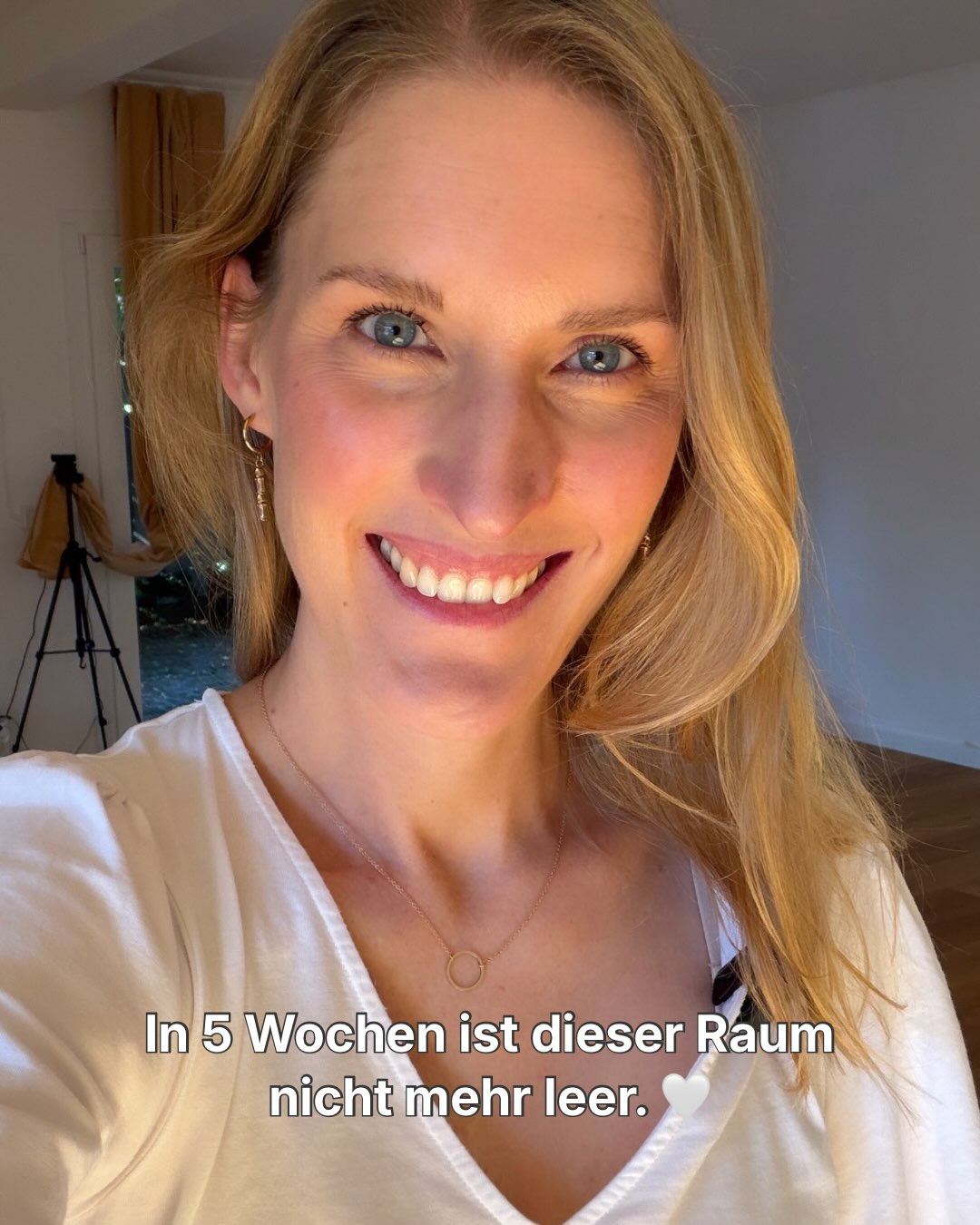 Noch 5 Wochen. 🤍
Gestern war ich für den Technik- und Logistikcheck noch einmal im Studio – und langsam wird aus all der Vorbereitung etwas ganz Reales.
Die ersten Manuals sind fertig, die Starter Kits gepackt und ich freue mich riesig darauf, die Gruppe endlich persönlich kennenzulernen.
Gerade weil heute so viel online stattfindet, empfinde ich es als etwas Besonderes, über fünf Wochenenden vor Ort zusammenzukommen: gemeinsam zu üben, auszuprobieren, zu diskutieren und voneinander zu lernen.
Dieser Durchgang ist ausgebucht. Wenn du bei der nächsten Runde dabei sein möchtest, kannst du dich schon jetzt über den Link in meiner Bio auf die Warteliste setzen lassen. 🤍
#yogateachertraining #neurozentriertesyoga #yogaweiterbildung #yogaundnervensystem #yogalehrerweiterbildung