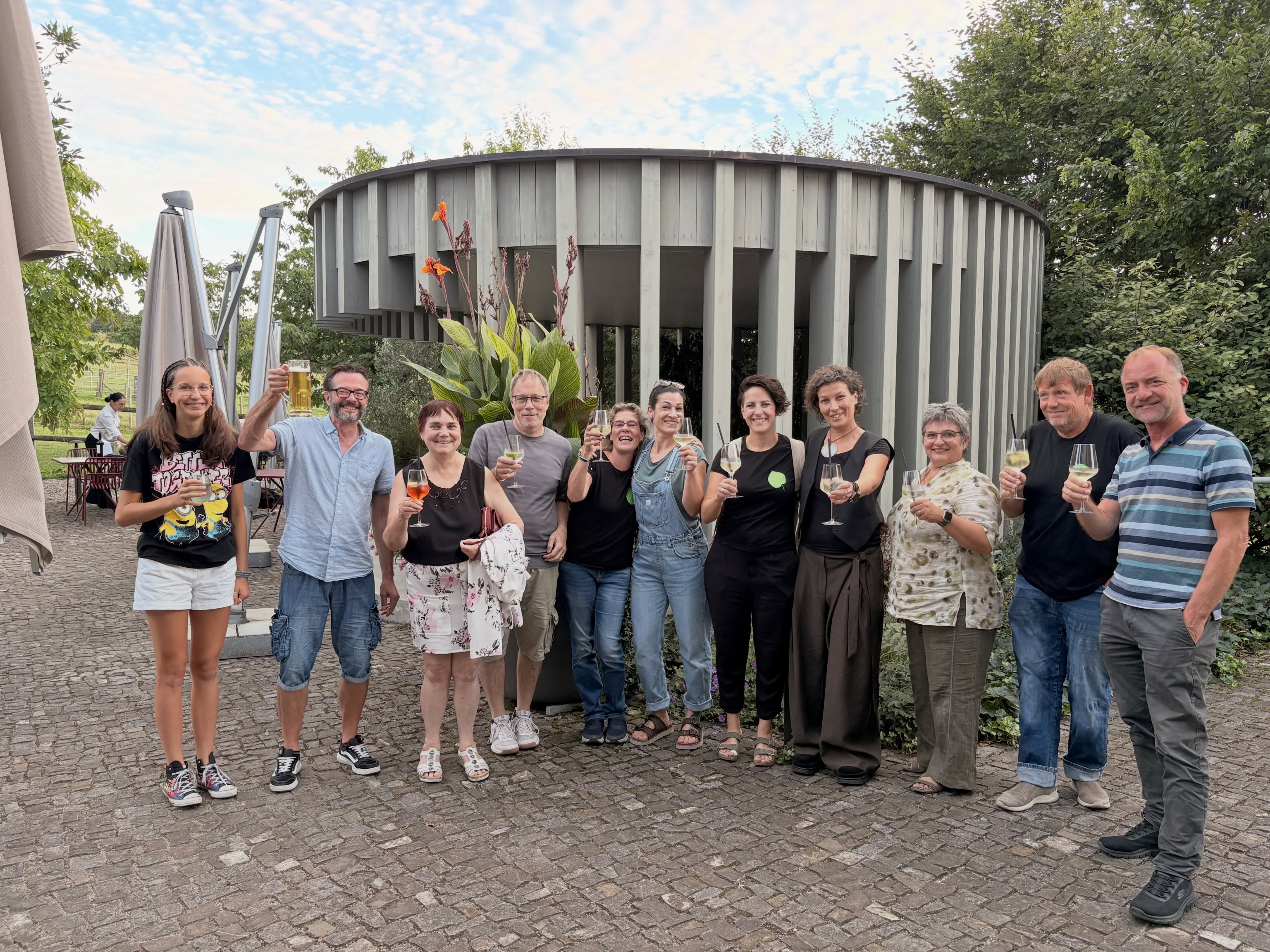 Hauptversammlung des Laientheaters Lindenblatt
Gestern durften wir unsere Hauptversammlung erneut im Restaurant Hirschenbad in Langenthal durchführen.
Wir liessen die vergangene Produktion noch einmal Revue passieren, sprachen über mögliche Optimierungen, nahmen unser Budget unter die Lupe und erfuhren, welches Stück wir als Nächstes auf die Bühne bringen werden.
Nach dem geschäftlichen Teil begaben wir uns in den wunderschönen Garten und genossen bei einem Apéro das gemütliche Beisammensein. Anschliessend durften wir ein vorzügliches Essen geniessen und den Abend in geselliger Runde ausklingen lassen.
Ein rundum gelungener Abend und mit viel Vorfreude blicken wir nun auf unsere nächste Theaterproduktion!
#laientheaterlindenblatt #restauranthirschenbad #langenthal #leckerwars #schöngsi