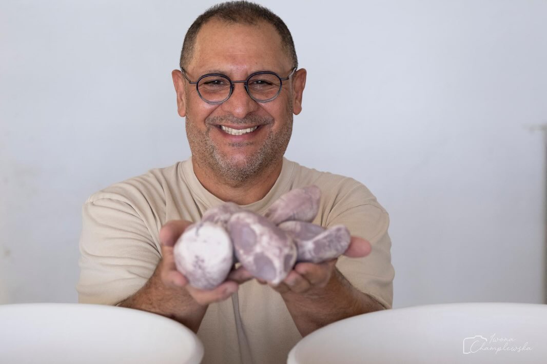 Happy and proud to have participated in the 62nd International Ceramics and Sculpture Symposium in Bolesławiec, Poland, in 2026, representing Norway while proudly honoring my Mesopotamian roots 🇵🇱
During the symposium, I created my conceptual artwork, “Virus of Love,” consisting of two spheres placed 6 meters apart, with 100 virus-shaped ceramic pieces moving between them—an attempt to spread the contagion of love and peace among people, instead of war, racism, and hatred ✨
Following the symposium’s tradition, each edition showcases the works created by the artists during the previous year. Therefore, “Virus of Love” will be exhibited alongside the works of my fellow artists at the next edition in 2027. I look forward with great excitement to seeing this experience completed and exhibited 💫
I am grateful for this artistic and human experience, proud to represent Norway, and honored to carry a piece of the spirit of Mesopotamia to this international gathering
Bolesławiec Cultural Centre – International Ceramics Centre 🇵🇱
Virus of Love — Let love be contagious ❤️
📸: @champlewska
سعيد وفخور بمشاركتي في الدورة الـ62 للملتقى الدولي للخزف والنحت في بوليسوافيتس – بولندا 2026، ممثلاً النرويج ومعتزاً بجذوري الرافدينية
أنجزت خلال السمبوزيوم عملي المفاهيمي «فيروس الحب»، ويتكوّن من كرتين تفصل بينهما مسافة 6 أمتار، تنتقل بينهما 100 وحدة خزفية على هيئة فيروس؛ في محاولة لنشر عدوى الحب والسلام بين الشعوب، بدلاً من الحروب والعنصرية والكراهية
وفق تقليد السمبوزيوم، تُعرض في كل دورة أعمال الفنانين المنجزة في العام السابق؛ لذلك سيُعرض «فيروس الحب» مع أعمال زملائي الفنانين في الدورة القادمة عام 2027، أتطلع بشغف لرؤية هذه التجربة مكتملة ومعروضة بإذن الله
ممتن لهذه التجربة الفنية والإنسانية، وفخور بتمثيل النرويج وحمل شيء من روح أرض الرافدين إلى هذا المحفل الدولي
مركز بوليسوافِيتس الثقافي – المركز الدولي للسيراميك 🇵🇱
فيروس الحب — دعوا الحب يكون مُعديًا ❤