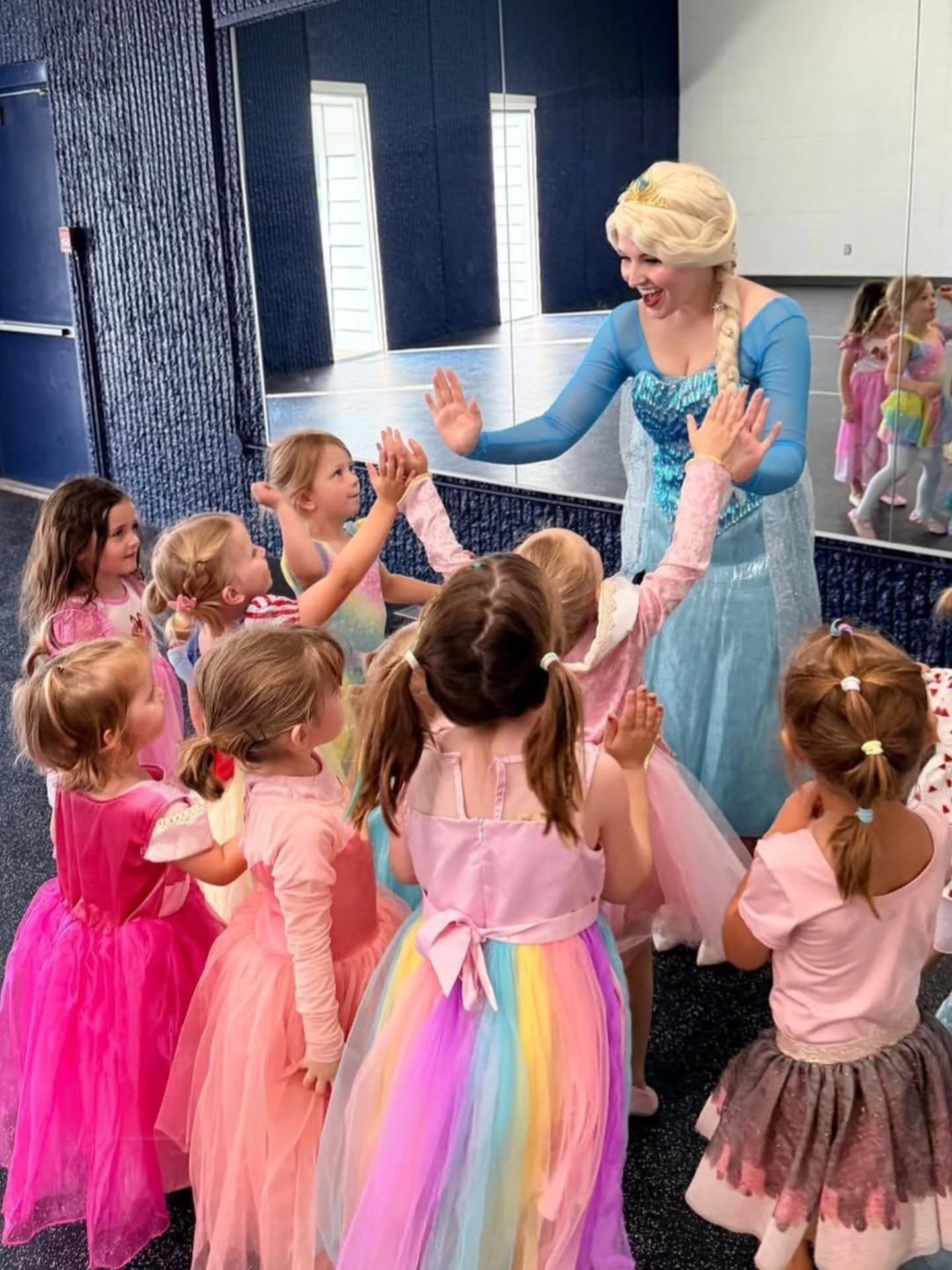 High fives and princess vibes ✨️ 👑
#dazzlingprincessparties
#yyc #yql #airdrie #Calgary