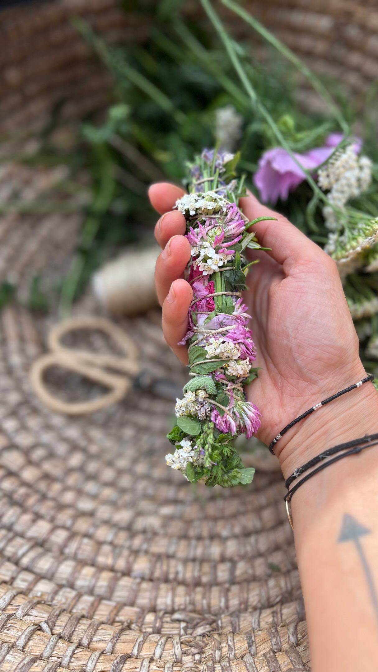 🌿 Räucherbündel binden
Ein kleines Stück Sommer, eingefangen in Kräutern. 🤍
Räucherbündel zu binden ist für mich nicht nur altes Handwerk, sondern auch eine wunderschöne Möglichkeit, die Kraft und den Duft unserer Pflanzen zu bewahren.
Dafür nehm ich zb Beifuß, Salbei, Rosmarin, Lavendel, Schafgarbe, Beifuß… – natürlich immer nur Pflanzen, die du sicher bestimmen kannst und die ungiftig, sauber und nicht geschützt sind. 🌱
✨ Beim Sammeln:
• nur so viel nehmen, wie wirklich gebraucht wird
• keine geschützten Pflanzen sammeln
• nicht an Straßenrändern oder belasteten Stellen ernten
• am besten an einem trockenen Tag sammeln
✨ Beim Binden:
Die Kräuter locker zu einem kleinen Bündel legen und mit reiner Naturfaser wie Baumwoll-, Hanf oder Jutegarn recht fest verschnüren. Beim Trocknen ziehen sich die Pflanzen ja zusammen und dann wird das Bündel lockerer. Keine gefärbten oder synthetischen Schnüre – schließlich wird beim Räuchern auch das Bindematerial mit verbrannt!
Das Bündel an einem trockenen, luftigen, warmen und schattigen Ort aufhängen und vollständig durchtrocknen lassen – bei einem dicht gebundenen Bündel gerne etwa 2–3 Wochen. Es sollte komplett trocken sein, damit sich kein Schimmel bildet.
Und dann darf es irgendwann seinen Duft entfalten… ✨
Welche Pflanze würdet ihr in euer Räucherbündel binden? 🌿
Habt ihr noch Fragen dazu?
Das Thema ist doch ziemlich groß und alles bekomme ich nicht in ein Video 🥹
Alles Liebe, deine Meli mint
#räuchern #räucherbündel #kräuterwissen #wildkräuter #kräuterliebe