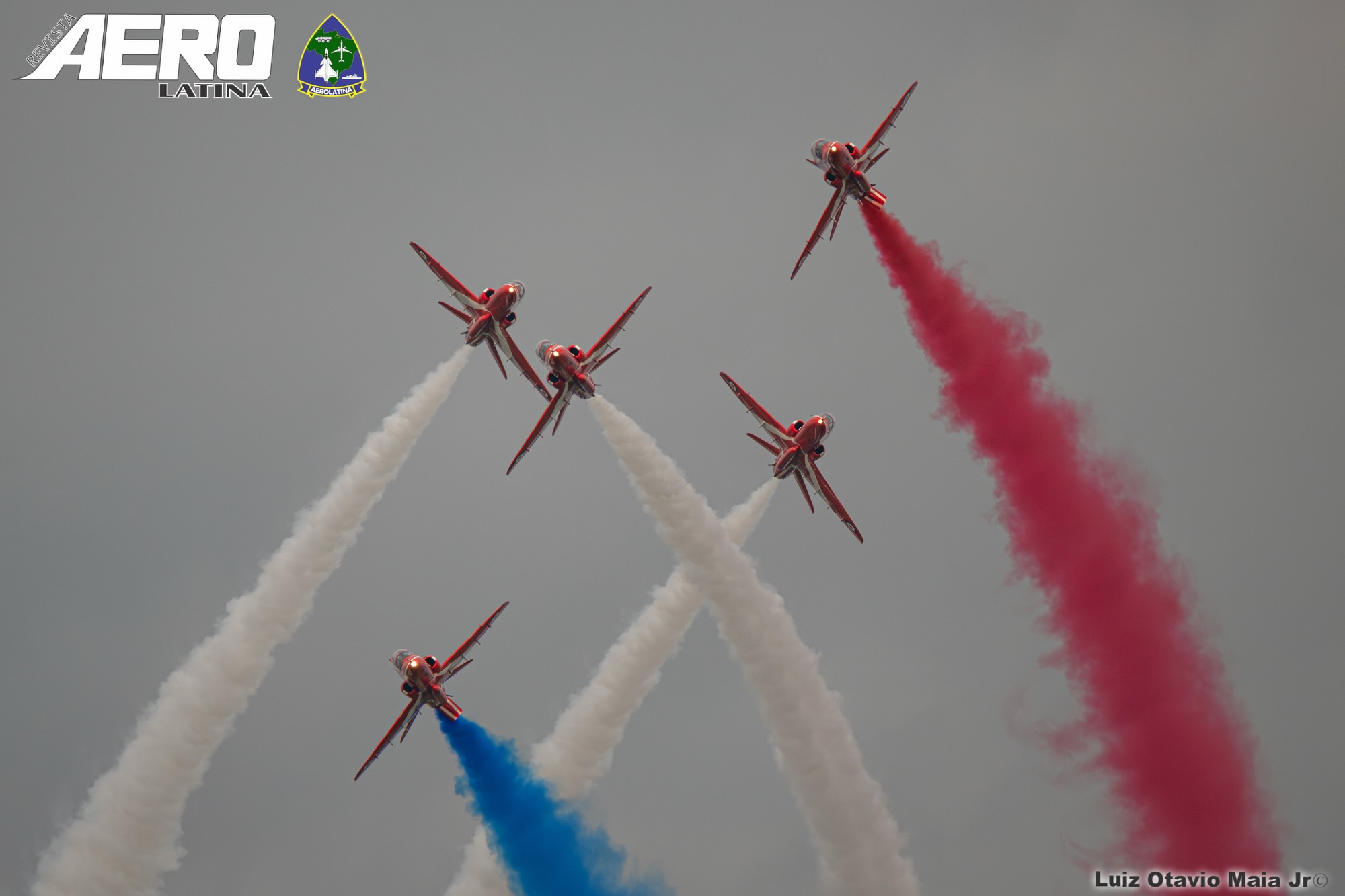 Os Red Arrows em ação durante sua demonstração no AirVenture Oshkosh 2026.
#redarrows #aviation #aviationphotography #osh26 #militaryaviation