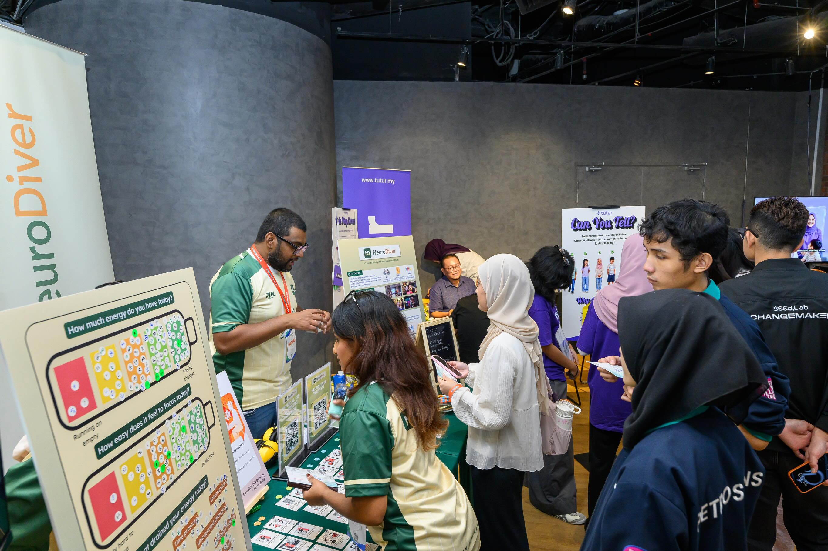 The booths were buzzing with excitement as Cohort 4 ventures showcased their products, services, and innovative ideas through interactive activities and engaging experiences.
And the best part? For every booth visited and games played, visitors would get a total of 8 stamps as a means to win a blind box, creatively crafted by Sagemaker, SEEd.Labโs Cohort 3 alumni.