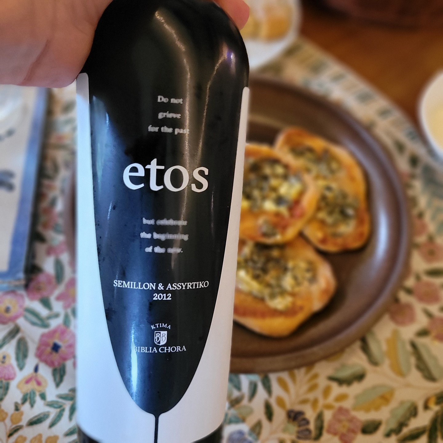 A Greek white deliberately aged ten years before release.
Ktima Biblia Chora Etos Semillon & Assyrtiko 2012 – PGI Pangeon, Macedonia | 95/100 🍷
Etos is @ktimabibliachora's exception series: made only in great vintages, from the best parcels, aged around ten years before release. So this 2012 only reached the market in 2022. I know the red Etos (the Cabernet, the Merlot) around 95–96 points – here it's the white, from Semillon and Assyrtiko. Two Bordeaux-trained oenologists made it, and Vassilis Tsaktsarlis learned there under Denis Dubourdieu himself, the master of white Bordeaux from Semillon and Sauvignon Blanc. At roughly 70–80 euros, it's a rare, deliberately aged white.
In the glass it's already dark, almost orange. The nose is mineral: dried fruit, quince, honeydew, floral top notes, little exoticism – and honestly, you miss the Sauvignon Blanc that Dubourdieu would have folded in. The palate has real grip on the attack, then an incredible creaminess and a long, peach-driven finish. Drink it properly cold and the acidity snaps into focus with a few citrus notes; let it warm and it goes a shade slack. Not fully in balance because of that, but stylistically it stands completely alone. With salmon pasta or other rich, fatty dishes it plays that creaminess brilliantly.
95 points for me. A genuinely fantastic wine – that comes at a price.
More in our database of more than 500 Greek wines at griechische-weine.info.
Cellar it or drink it on release? Comment your one-word pick.
#GreekWine #WinesOfGreece #Assyrtiko #Semillon #Pangeon