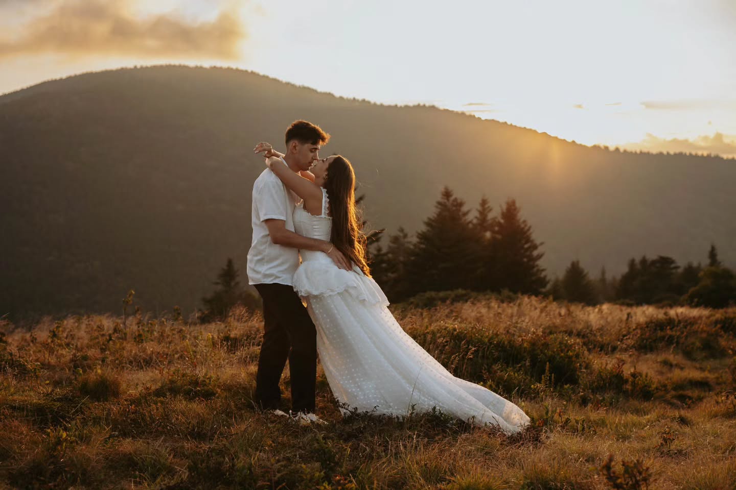 Forever obsessed with sessions like this — warm light, beautiful views, and genuine moments.
@opps_lara
@vtduartex
#CoupleSession #GoldenHourPhotos #MountainCouple #MountainPhotography #CouplesPhotographer GoldenHourMagic AdventureSession TennesseePhotographer
