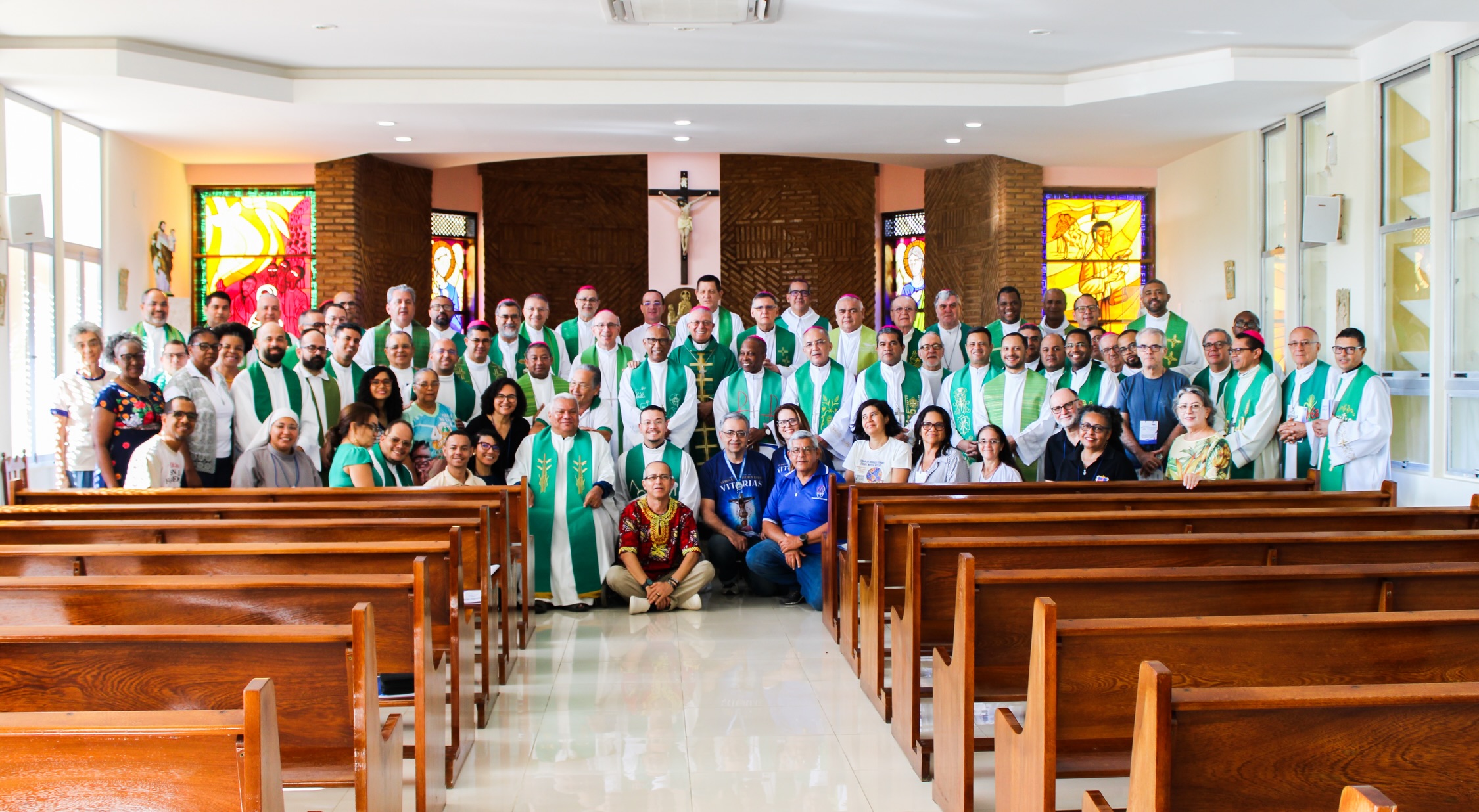 Desde a última segunda-feira, 24 de agosto, Dom George Muniz, bispo diocesano de Propriá, e o Padre Mário César, coordenador diocesano de Pastoral, participam, em Salvador (BA), da 63ª Assembleia de Pastoral do Regional Nordeste 3 da CNBB.
O encontro reúne bispos, padres e coordenadores de Pastoral das dioceses da Bahia e de Sergipe, em momentos de oração, formação, escuta e discernimento sobre os caminhos da evangelização.
Entre os temas refletidos estão as novas Diretrizes Gerais da Ação Evangelizadora da Igreja no Brasil (DGAE), as prioridades pastorais do Regional, os compromissos sinodais e os desafios trazidos pela cultura digital e pela inteligência artificial.
A Assembleia segue até esta quinta-feira, 27 de agosto, buscando fortalecer a comunhão entre as Igrejas particulares e definir caminhos concretos para a missão evangelizadora.
Confira a matéria completa no site da Diocese de Propriá.
Com informações da CNBB Regional Nordeste 3 – Sara Gomes.
@cnbbne3