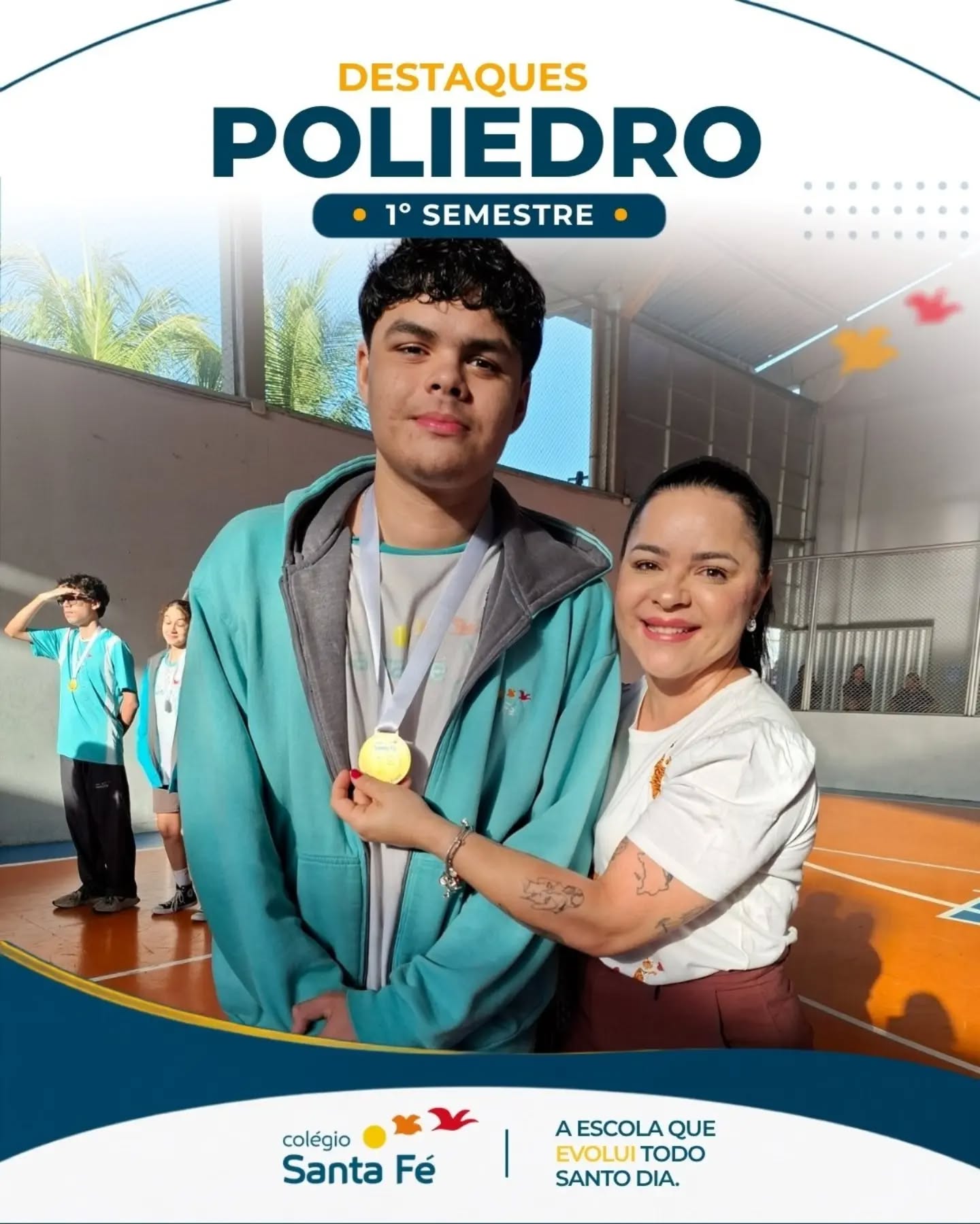 🏅 Resultado se conquista. E resultado assim merece ser celebrado!
Celebramos a conquista dos alunos que chegaram ao Top 3 do EFAF (6º ao 9º ano) e do Ensino Médio na Avaliação do 1º semestre do Sistema de Ensino Poliedro. Uma conquista que representa dedicação, disciplina, conhecimento e o compromisso dos nossos estudantes em buscar sempre o seu melhor.
E para tornar esse reconhecimento ainda mais especial, convidamos quem acompanha essa caminhada bem de perto: as famílias. Foram elas que colocaram as medalhas em nossos alunos, em um momento marcado por muito orgulho e pela alegria de celebrar juntos uma conquista tão importante. 💙
Parabéns aos nossos estudantes pelo excelente desempenho e às famílias por todo incentivo e parceria. Que essa medalha represente não apenas o resultado alcançado, mas também seja um incentivo para os próximos desafios e para tudo o que eles ainda vão conquistar. 🚀✨
O resultado aparece na prova. A evolução acontece todo santo dia.
Parabéns, Top 3! 🏅💙