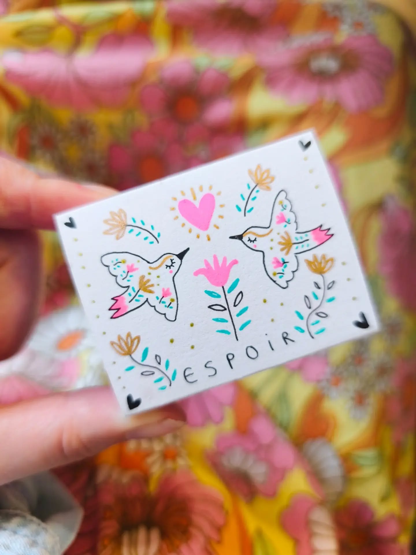 💖 Des semaines à préparer toutes vos z'amulettes, à les décorer, elles puis leurs petites boîtes une à une en pensant à chacune d'entre vous a été un bonheur !
Et recevoir ces derniers jours, vos messages, vos photos à réception, vos témoignages de ce qu'elles vous aspirent, de la personne à qui vous les avez offertes, ou encore de la manière dont elles vont vous aider dans la quête d'un mieux-être... Cela m'émeut, me bouleverse et me rend tellement heureuse!
J'ai vraiment touché à la sensation d'être parfaitement à ma place et en communion avec vous ces dernières semaines et je mesure ma chance. 💖
°°°
Il y a plein d'autres projets qui m'attendent ces prochaines semaines, nous entrons dans le semestre de Noël et le lancement de notre nouvelle boutique @lescreassurloire arrive vite.
Quoi qu'il en soit, même si je ne suis plus en mesure pour le moment de prendre commande sur ces z'amulettes, restez là, ça reviendra. Et en attendant il va se passer plein d'autres choses. 😉🌟
°°°
#clay #portebonheur #amulettes #faitmain #creation