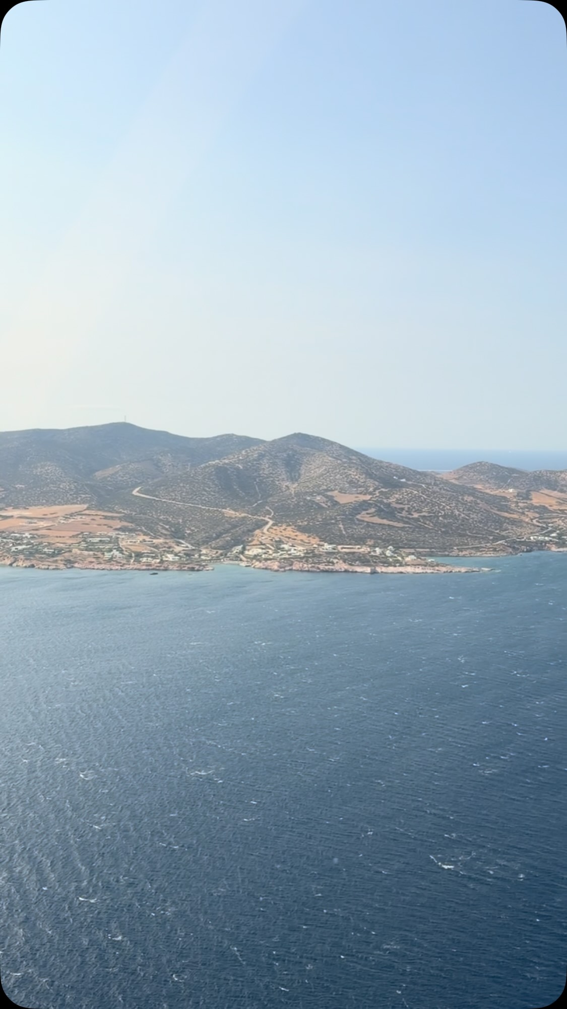 Approaching the wonderful island of Antiparos 🇬🇷🚁☀️
Flying into paradise from above! 💙🌊
#antiparos #greece #cyclades #heliflyhelicopterservice #aegean