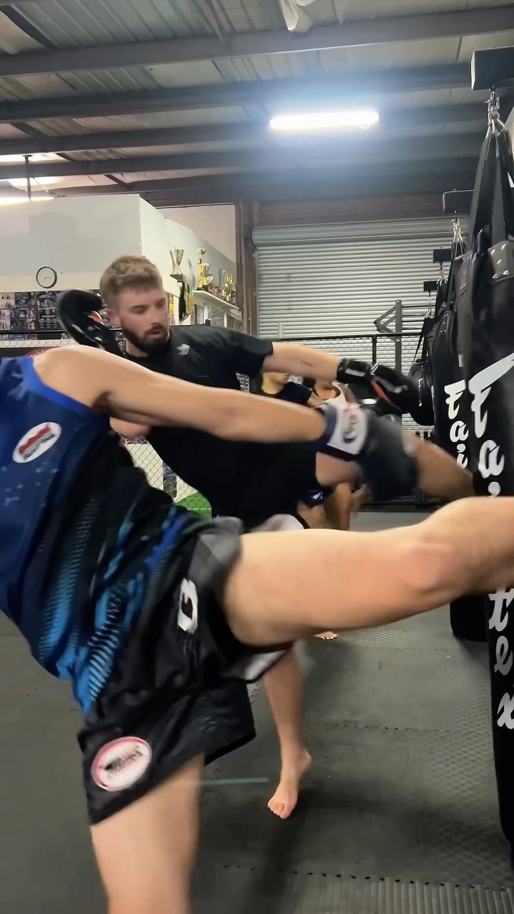 Stop doom Scrolling 🧟♂️ come train with us 😎#youngbullsgym #youngbullsmuaythai #weareyoungbullsgym