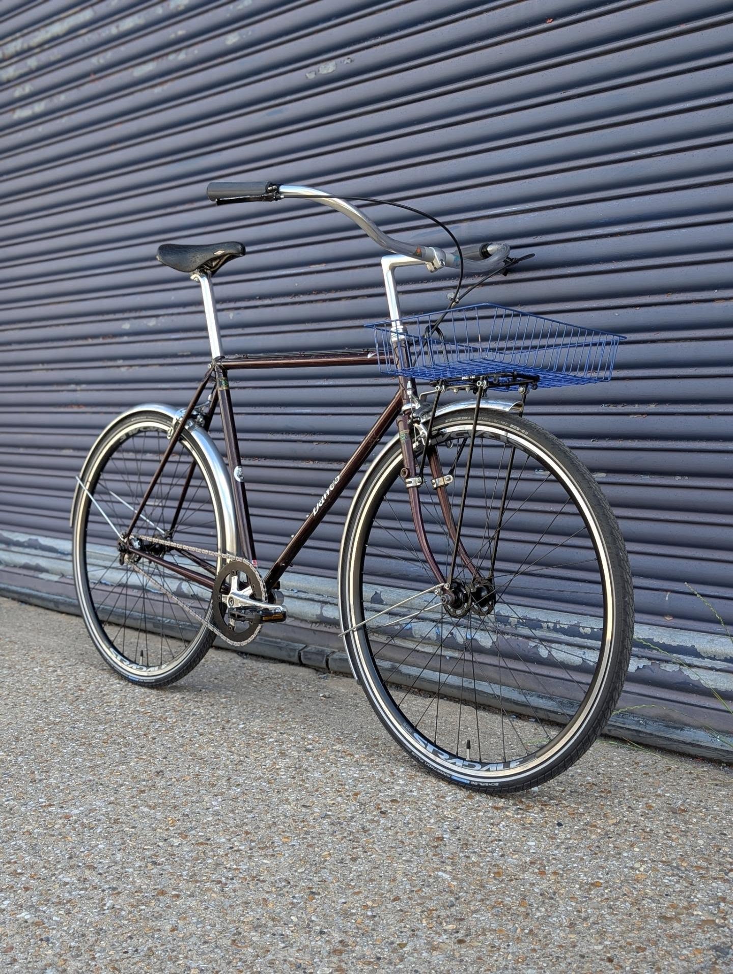 Lovely single speed town bike.
A good mix of new n' old with a few parts bin bits.
@velo_orange Guards
@esigrips Grips
@nitto_handlebar_works Rack
@mkspedal Pedals
@crustbikes Bars
@schwalbetyresuk Rubber
@cyclesmanivelle Basket
#singlespeedmachine #singlespeedbike #singlespeed #partsbin