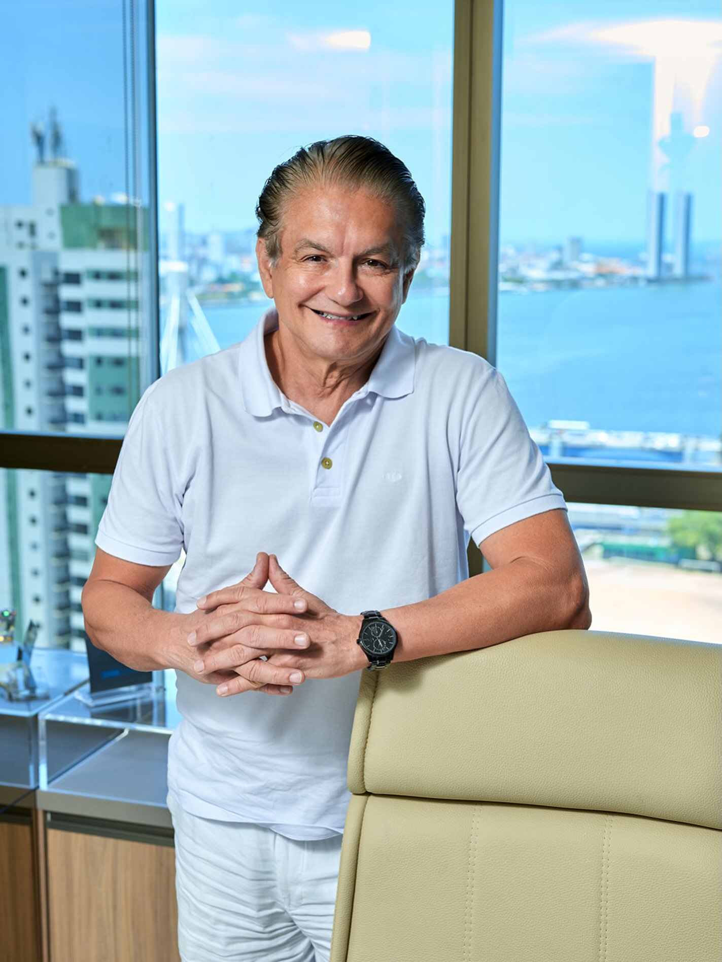 Por trás de cada procedimento, existe algo que vai muito além da técnica: existe escuta, conhecimento e confiança.
Ser dermatologista é acompanhar histórias, cuidar de pessoas e entender que cada pele tem seu próprio tempo, suas características e necessidades.
Meu compromisso é unir ciência, experiência e naturalidade para oferecer um cuidado que faça sentido para cada paciente.
Porque cuidar da pele também é cuidar de quem existe por trás dela. ✨
Dr Emmanuel França
Dermatologista
CRM 5999
RQE 636
📍Skin Prime - Riomar Trade Center - Torre 3 - Sala 1905
☎️ (81) 3036-4040