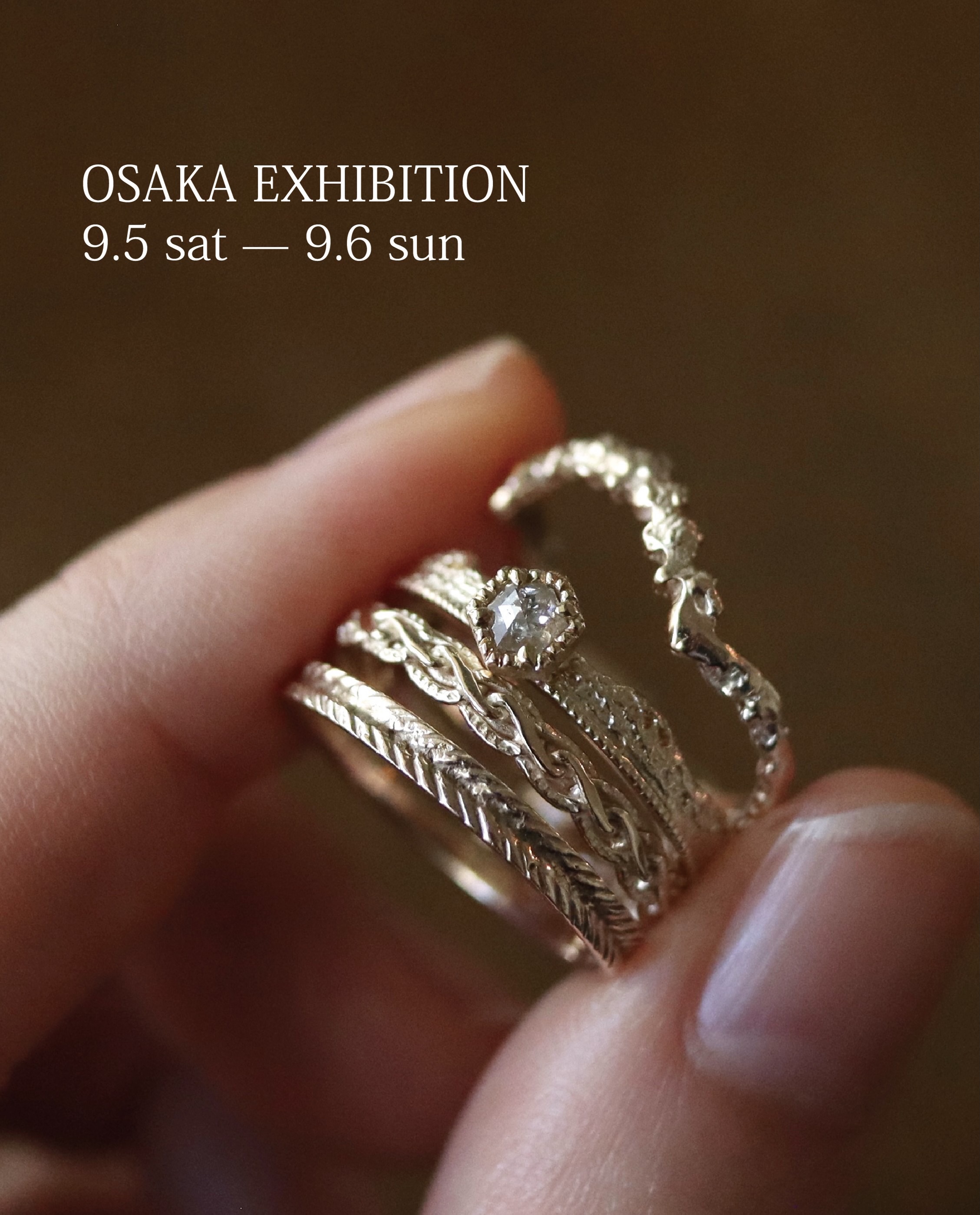 .
Curva Salon in Osaka|初大阪個展
9/5(土)– 6(日)
(ご来場自由/一部時間帯を除く)
このたび、初の大阪個展を開催いたします🌿
会期中は、ご試着・ご購入ともに、
ご予約なしでお気軽にご来場いただけます。
※9月5日(土)19:00〜20:00のみ、
ご予約のお客さま限定のご案内となります。
デザイナーによるご案内をご希望の方は、
プロフィールリンクよりご予約いただけます。
一点もののジュエリーをはじめ、
Curva y Ruri JEWELRYのフルコレクションを
ゆったりとしたギャラリー空間でご紹介いたします💍
Curvaサロンのある自由が丘のお茶菓子と、
お茶やワインをご用意して、
皆さまをお迎えいたします🍷
ご試着はもちろん、
お持ち込みルースオーダーやジュエリーリメイク、
ブライダルジュエリーのご相談も承ります。
※お持ち込みルースオーダー・ジュエリーリメイクは、
ご購入履歴のあるお客さま限定となります。
✔ ご試着のみ歓迎
✔ ご相談のみ歓迎
✔ お仕事帰りのご来場も歓迎
どうぞお気軽にお立ち寄りください。
.
💎 ジュエリーリメイク相談会
〈ご購入履歴のあるお客さま限定〉
お手持ちのジュエリーを、
Curva y Ruri JEWELRYのデザインへ
リメイクしてみませんか。
・税込110,000円以上の商品をお買い上げのお客さまは、
お買取りにも対応しております。
.
開催日時
🗓️ 9月5日(土)
13:00〜19:00(ご来場自由)
19:00〜20:00(ご予約のお客さま限定)
🗓️ 9月6日(日)
11:00〜17:00(ご来場自由)
📍LIBRE GALLERY y SPACE
@libre_gallery_y_space
大阪府大阪市北区西天満1-10-19 和幸ビル102
【アクセス】
・なにわ橋駅 徒歩約5分
・北浜駅 徒歩約7分
・淀屋橋駅 徒歩約10分
・北新地駅 徒歩約15分
※ご予約方法、リメイク・お買取り等の詳細は
プロフィールのリンクよりご予約ページをご覧ください。
――――――――――――――
- 開催中 -
松屋銀座 8/26(水)– 9/1(火)
▶︎Curva Salon / Atelier -Since2008
東急東横線・大井町線 自由が丘駅より徒歩7分
- 営業日はハイライト☑︎
//////////////////////////////////////////////////
Curva y Ruri JEWELRY〈クルバ イ ルリ ジュエリー〉は、
業界歴25年のデザイナーMaikoによる
アンティークレースの模様を表現した
ジュエリーコレクション。
その経年を纏う繊細な素材を金属に置き換え、
ジュエリーとしての魅力を発信。
一つの素材としてデザインの可能性を追求し、
ジュエリーの街.甲府の職人チームと制作する
ジュエリーコレクションです。
Curva y Ruri JEWELRYの一点物の代表的なつくりは、
デザインイメージに合わせて選んだ
実物のアンティークレースを製作毎に象り一つずつ、
石の形状に合わせて石枠を手づくりしています。
長い時を経て受継がれた素材の魅力を、
新たな魅力として甦らせたストーリー性のある作品は
繊細なレースの柄も、
その時々の成り行きで出来た模様も大切に、
意図して出来ないデザインも魅力的なジュエリーです。
熟練の職人による手仕事によるジュエリー。
お手元で是非、唯一無二の作品をお楽しみください。
@curva_novia
ブライダルジュエリーアカウント
@curvayruri_jewelry_bridal
//////////////////////////////////////////////////
.
2026.8.28.fri
.
.
#大阪ジュエリーショップ #大阪ジュエリー #西天満 #大阪個展 #ブライダルジュエリー