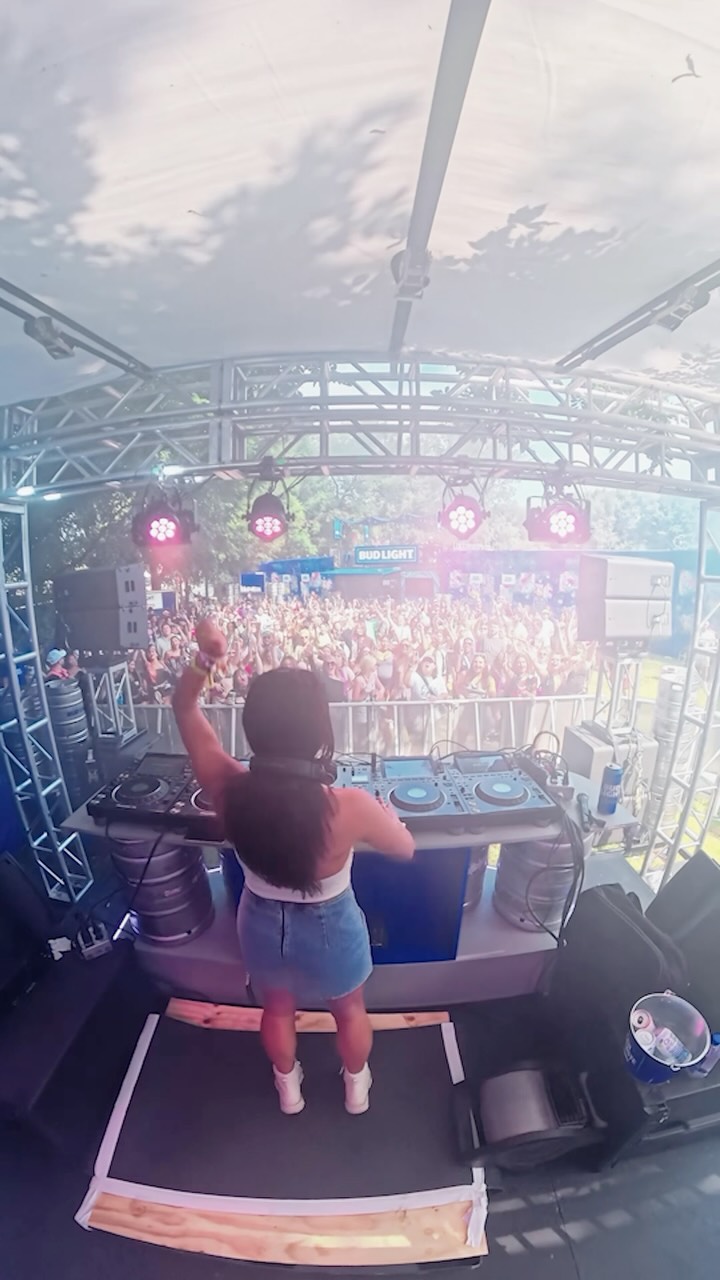 how do i describe this feeling other than joy 🥰
the energy at @lollapalooza was UNREAL!!!
sometimes I can’t believe this is my full time job 🫶
ID: Adele - Set Fire to the Rain (Mark Anthony Edit)
🎥: @kreatewithkvnvas